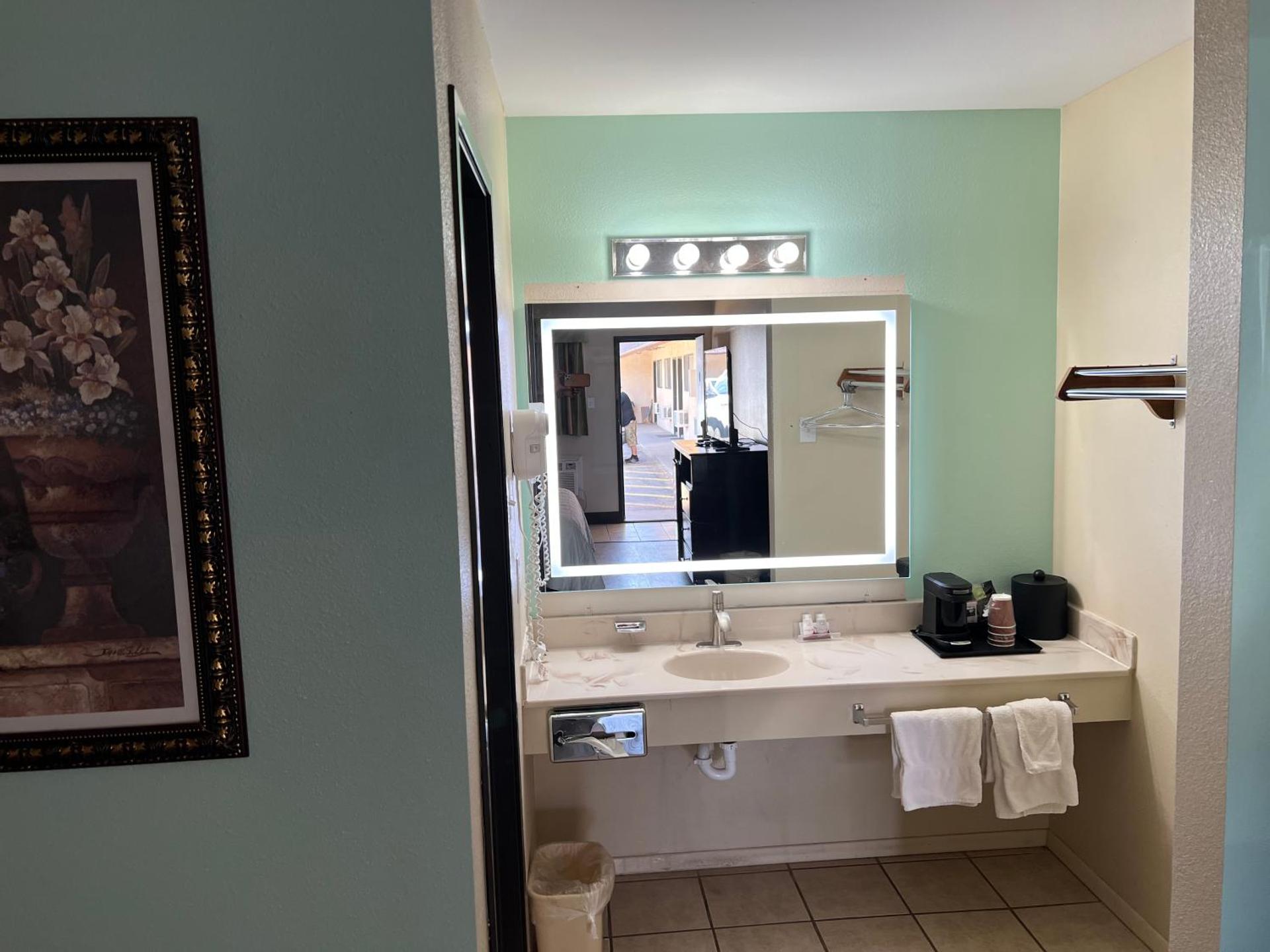 Four Winds Motel & RV Park