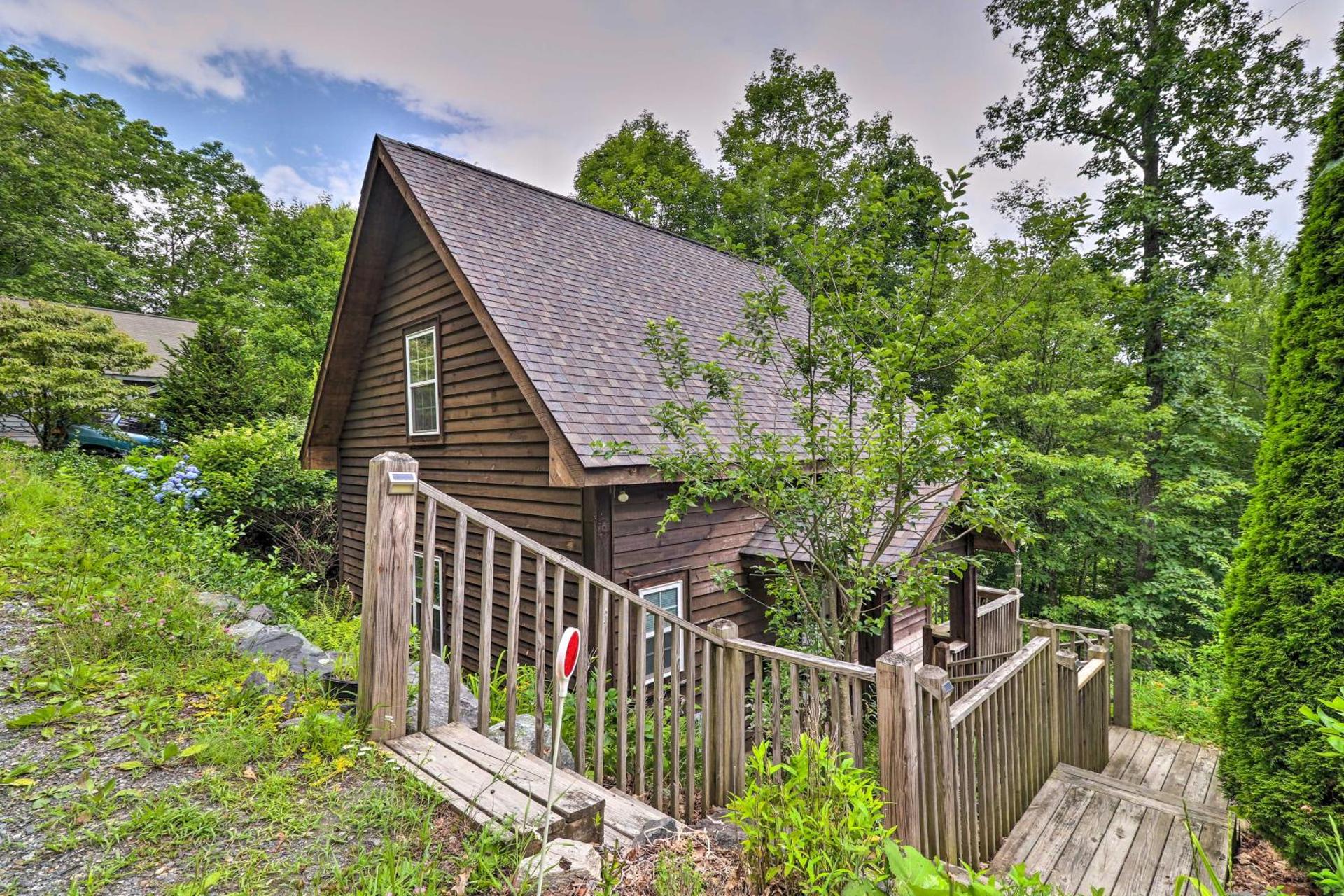 Cozy Boone Cabin with Deck Close to Downtown!