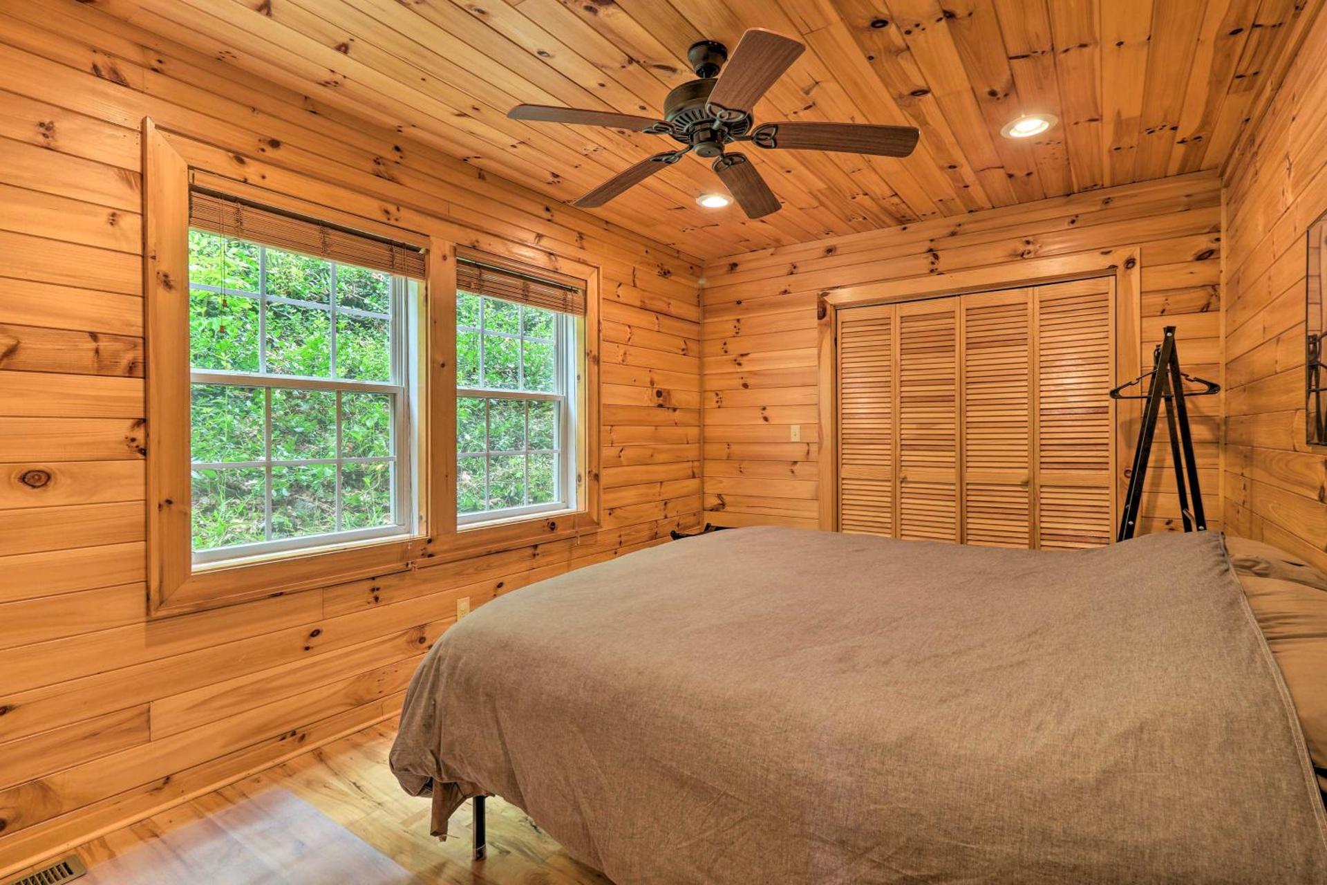 Cozy Boone Cabin with Deck Close to Downtown!
