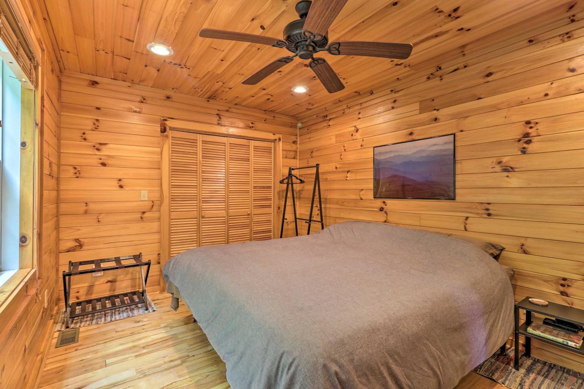 Cozy Boone Cabin with Deck Close to Downtown!