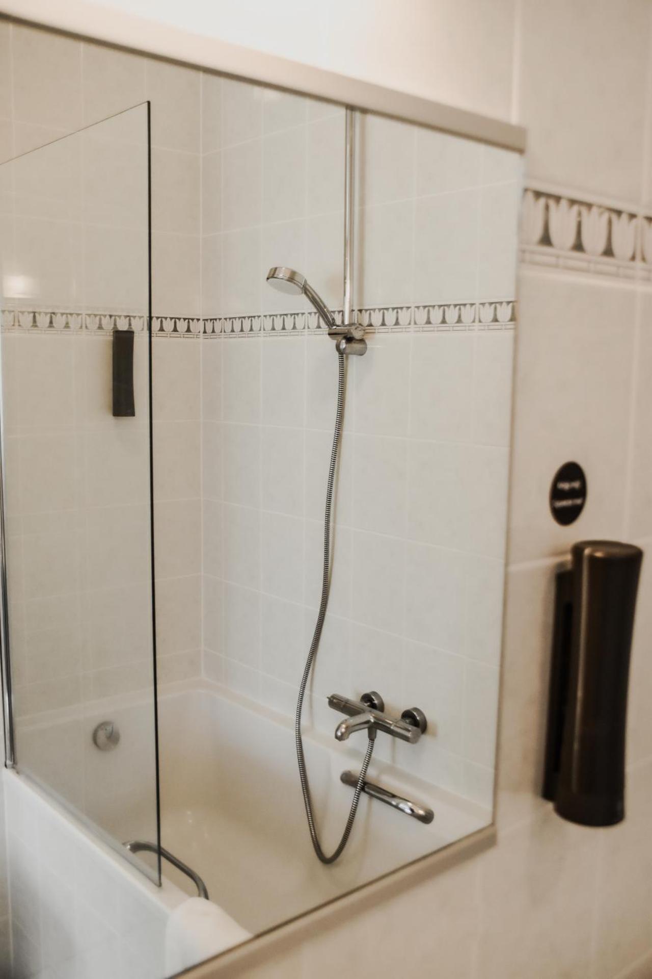 Family Room (2 Adults + 2 Children)