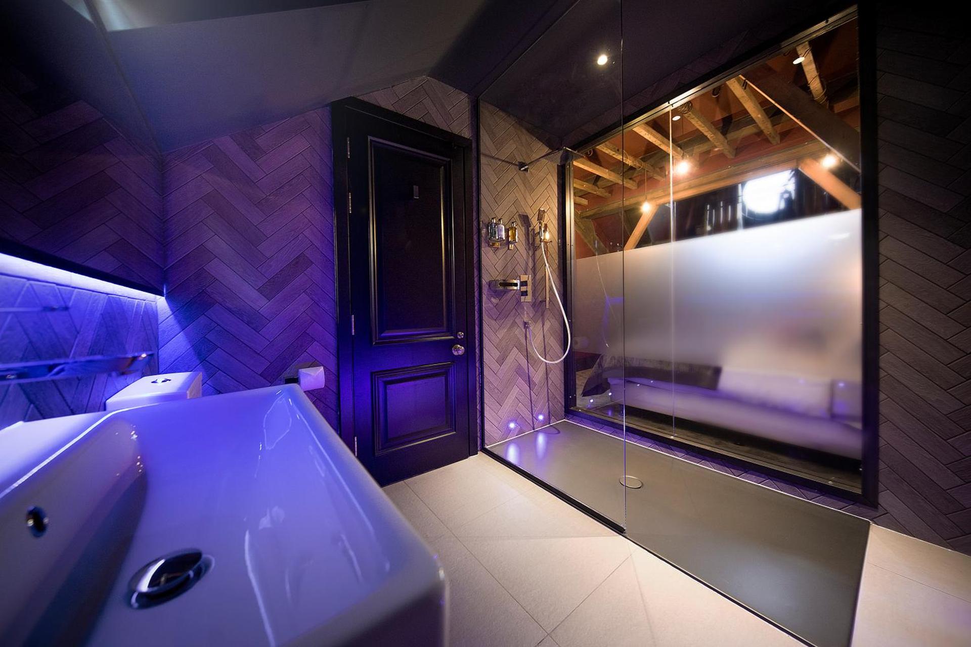 Big Ben - Two Bedroom Penthouse Suite with Roof Terrace, Hot Tub and Balconies