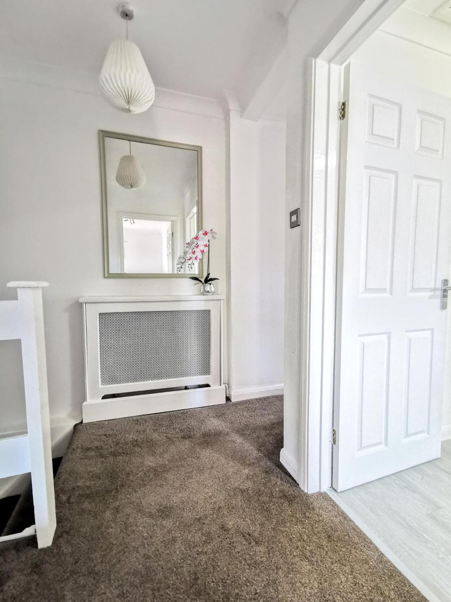 2 bed apt w/ private parking close to town centre