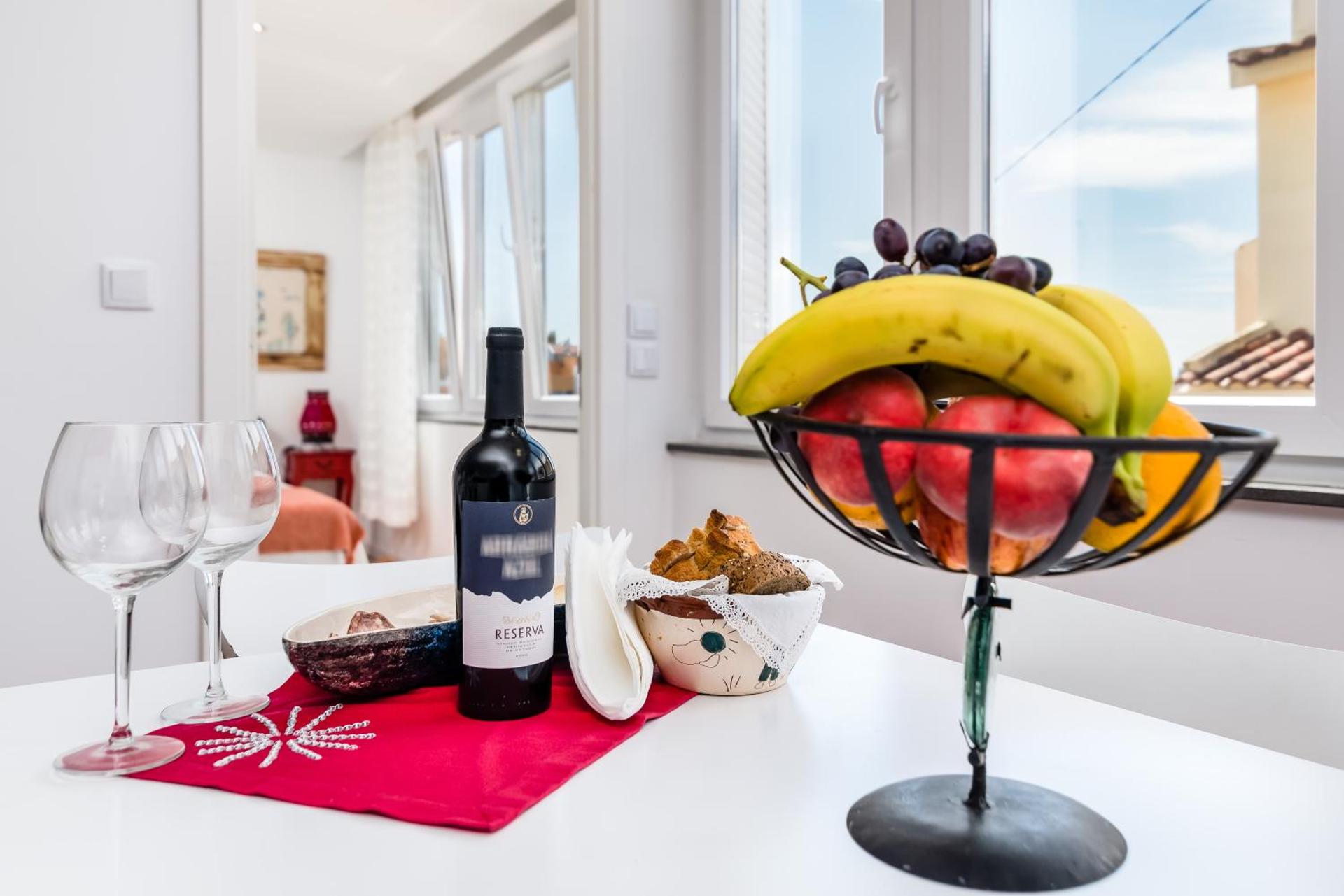 T2 Tiles Apartment Estoril