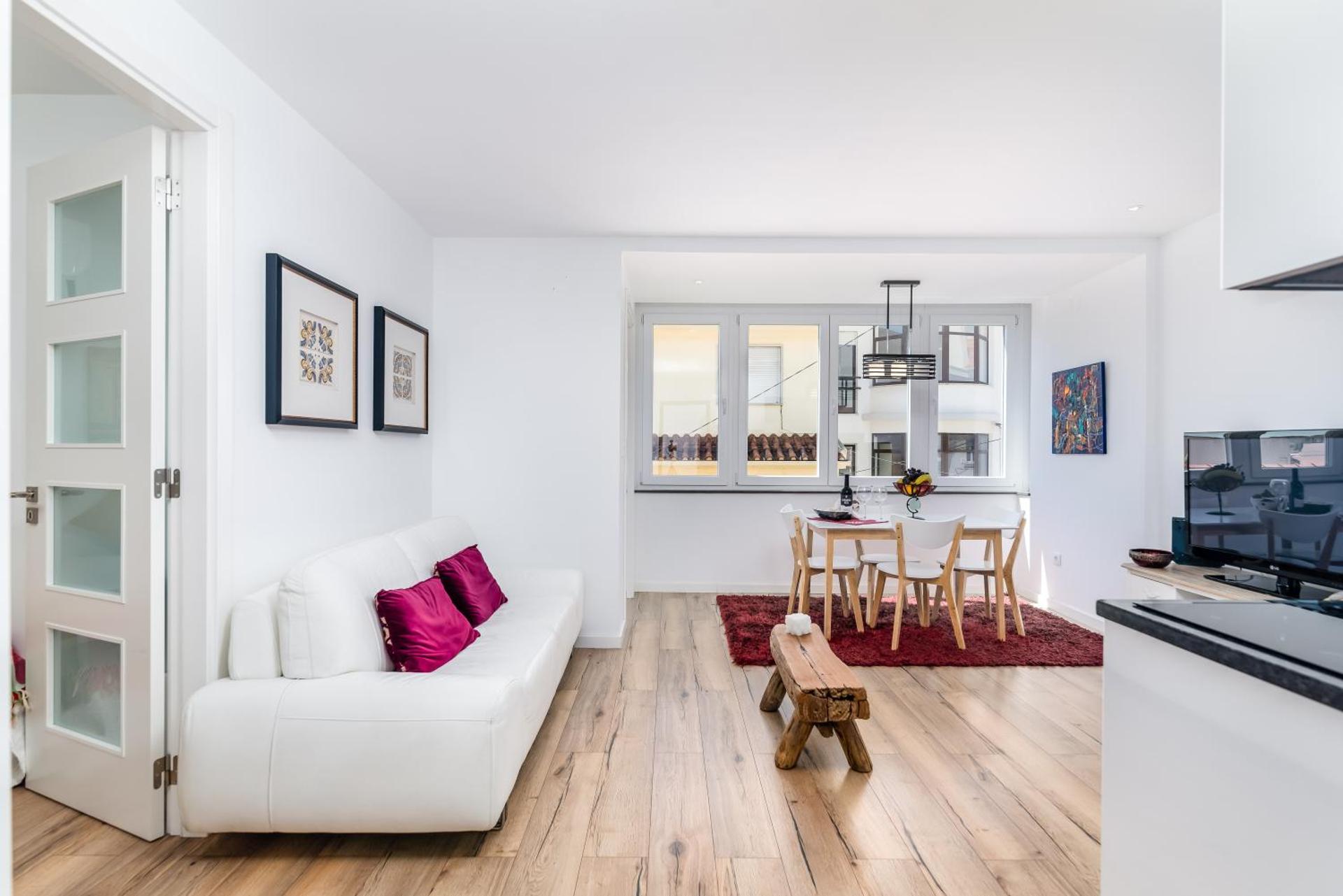 T2 Tiles Apartment Estoril