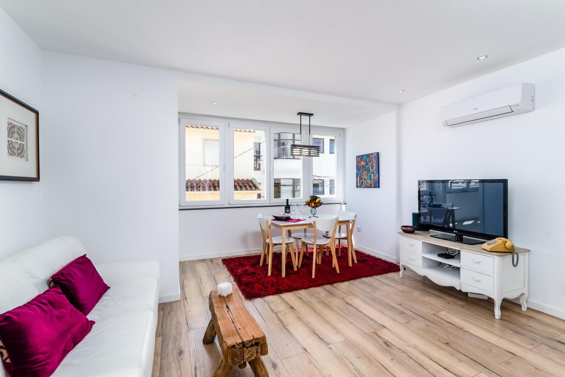 T2 Tiles Apartment Estoril