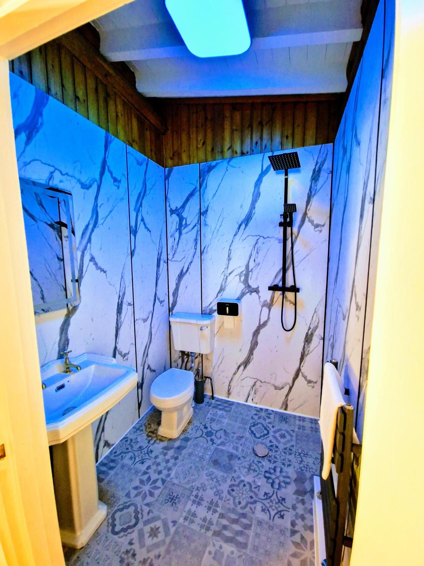 Kaoglen-Blossom-Hot tub-Cairngorms-Pet Friendly