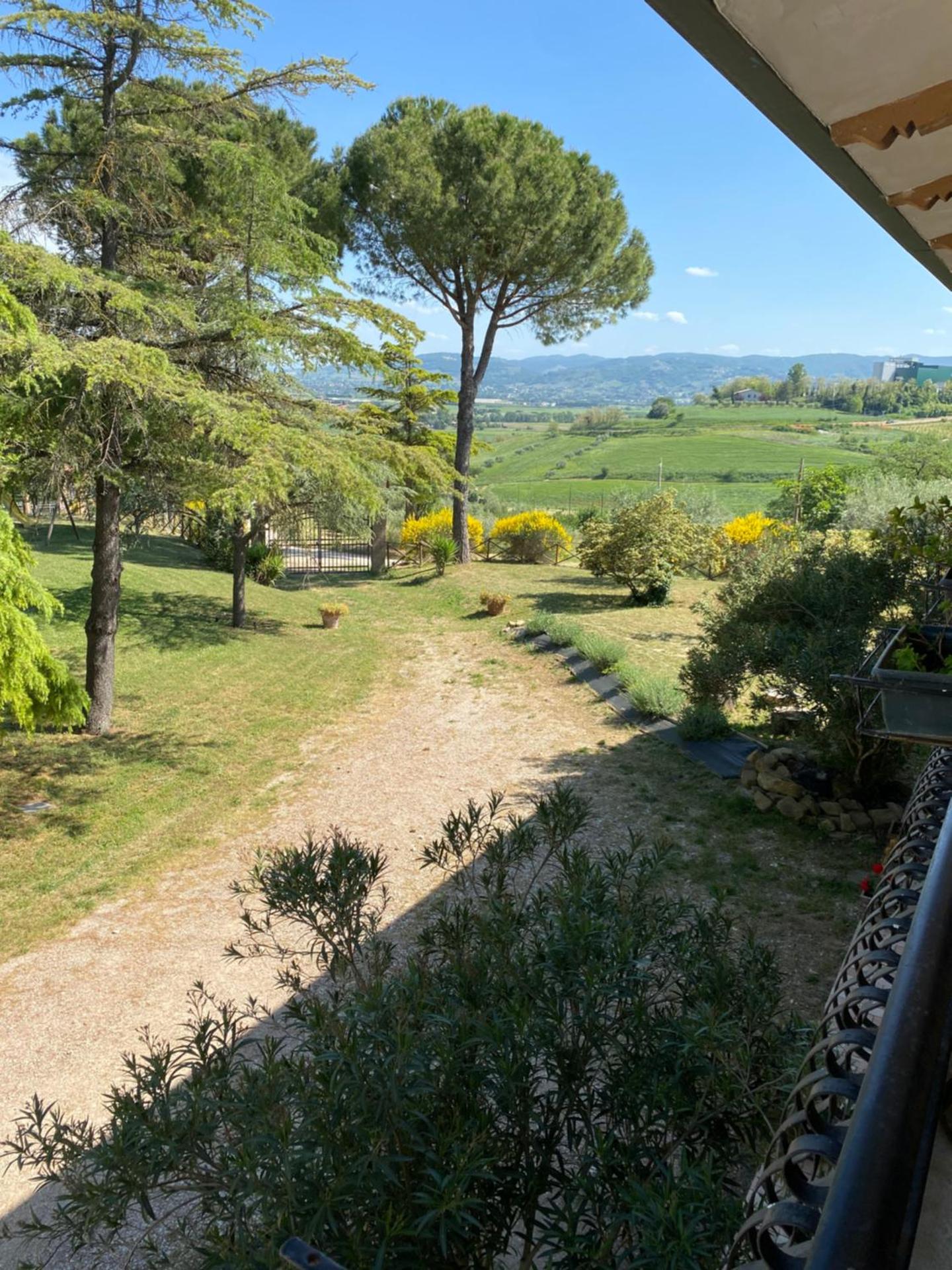Casale in collina vista Assisi,Brufa di Torgiano