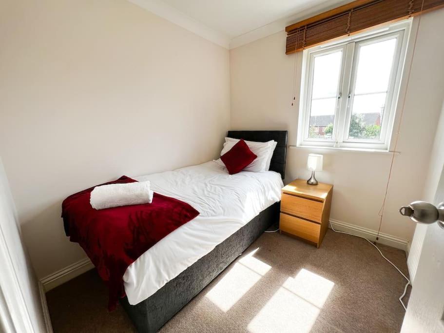 4 Bedroom house for Contractors,family,free parking,study,internet in ipswich