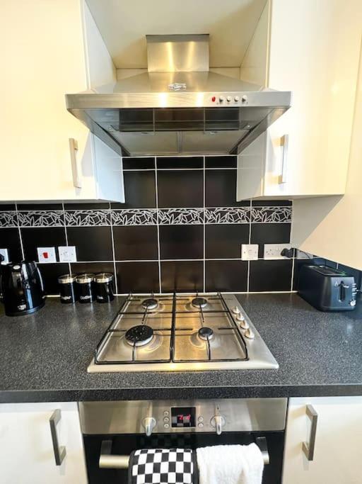 4 Bedroom house for Contractors,family,free parking,study,internet in ipswich