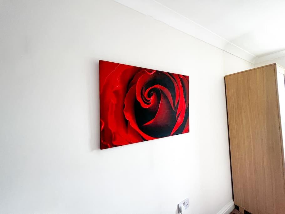 4 Bedroom house for Contractors,family,free parking,study,internet in ipswich