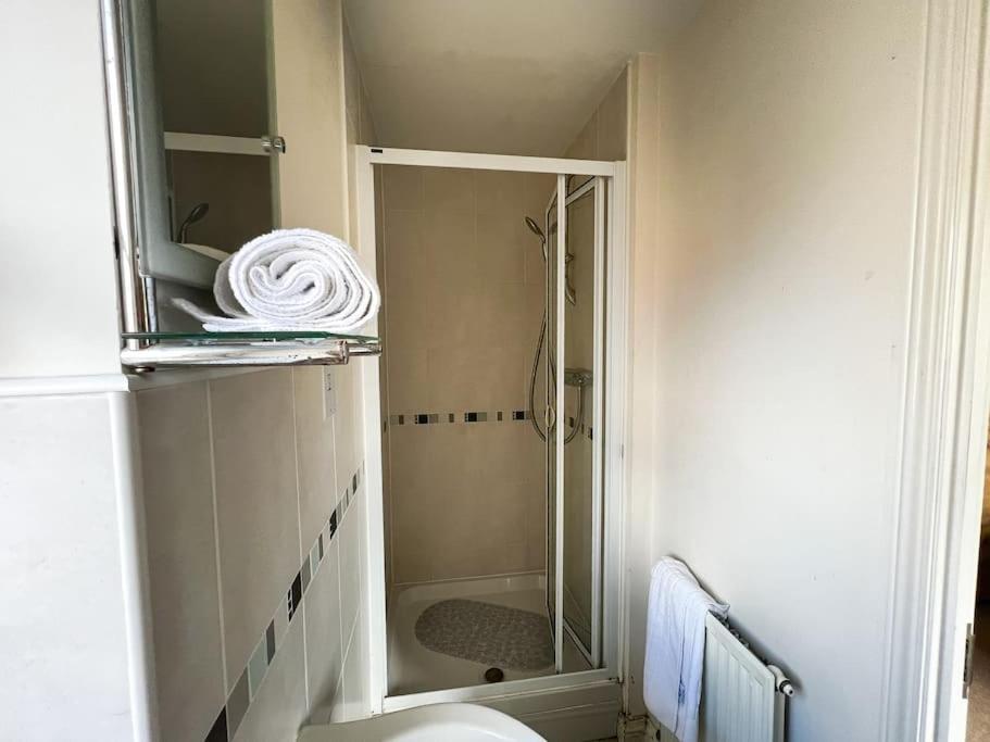 4 Bedroom house for Contractors,family,free parking,study,internet in ipswich