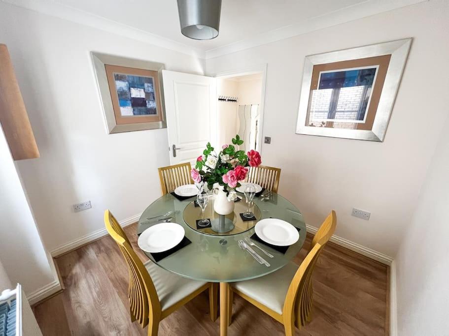 4 Bedroom house for Contractors,family,free parking,study,internet in ipswich