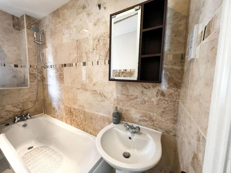 4 Bedroom house for Contractors,family,free parking,study,internet in ipswich