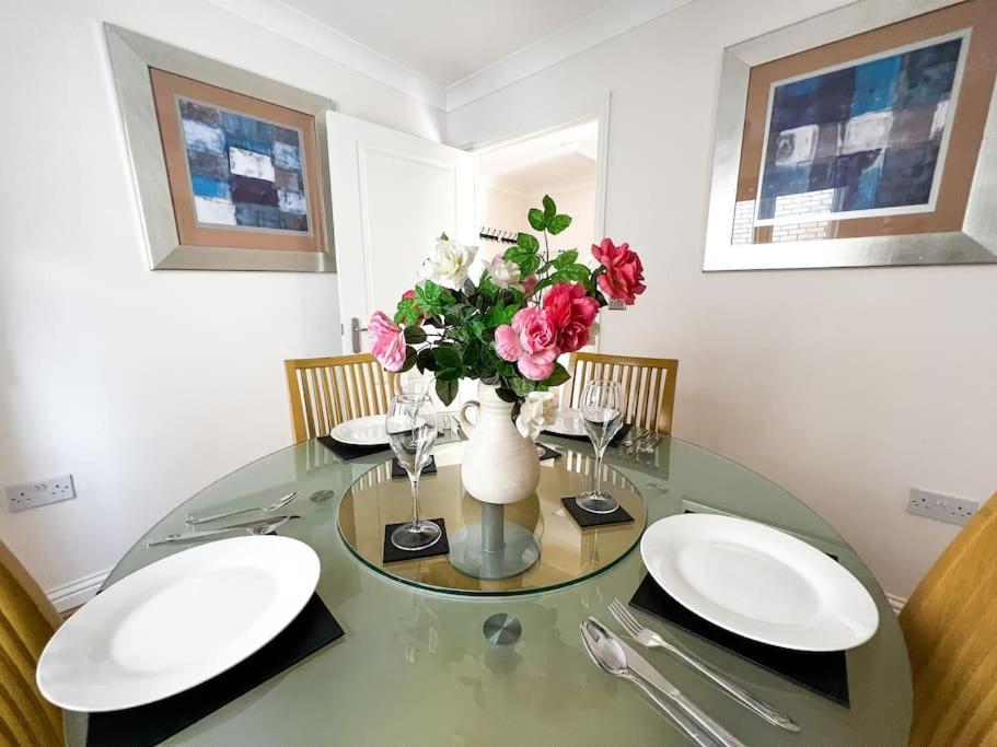 4 Bedroom house for Contractors,family,free parking,study,internet in ipswich