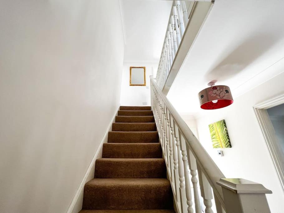 4 Bedroom house for Contractors,family,free parking,study,internet in ipswich