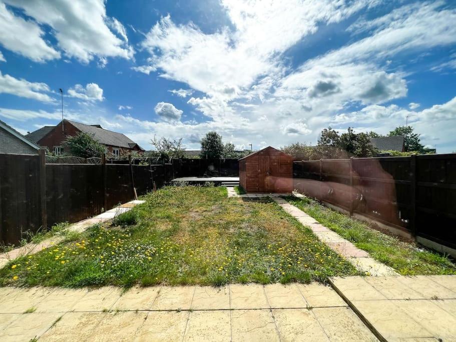 4 Bedroom house for Contractors,family,free parking,study,internet in ipswich