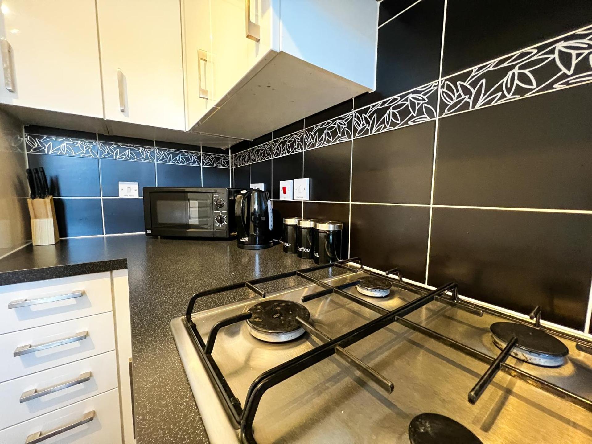 4 Bedroom house for Contractors,family,free parking,study,internet in ipswich