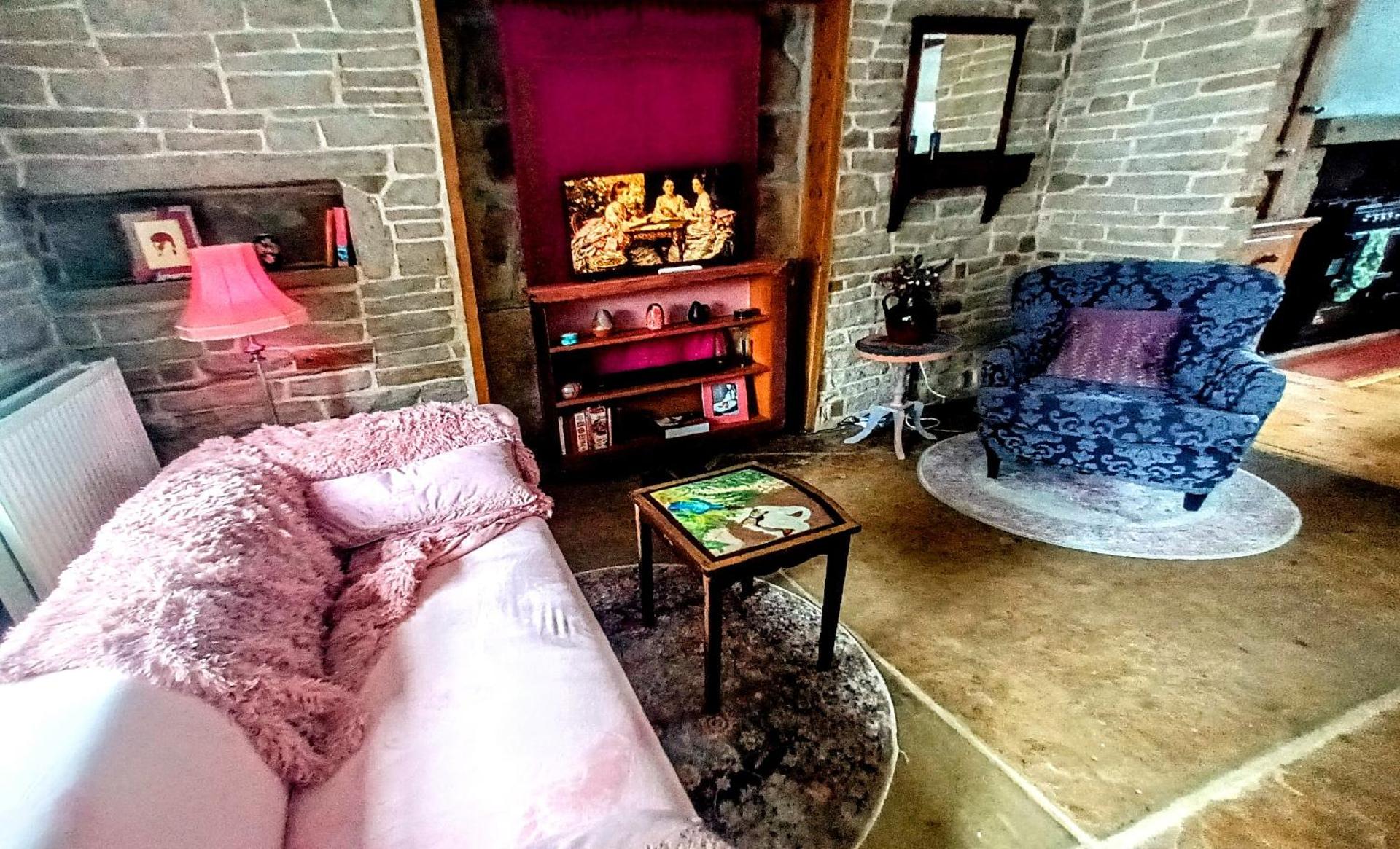 Hebden Bridge - House - Sleeps 8 - Pet Friendly