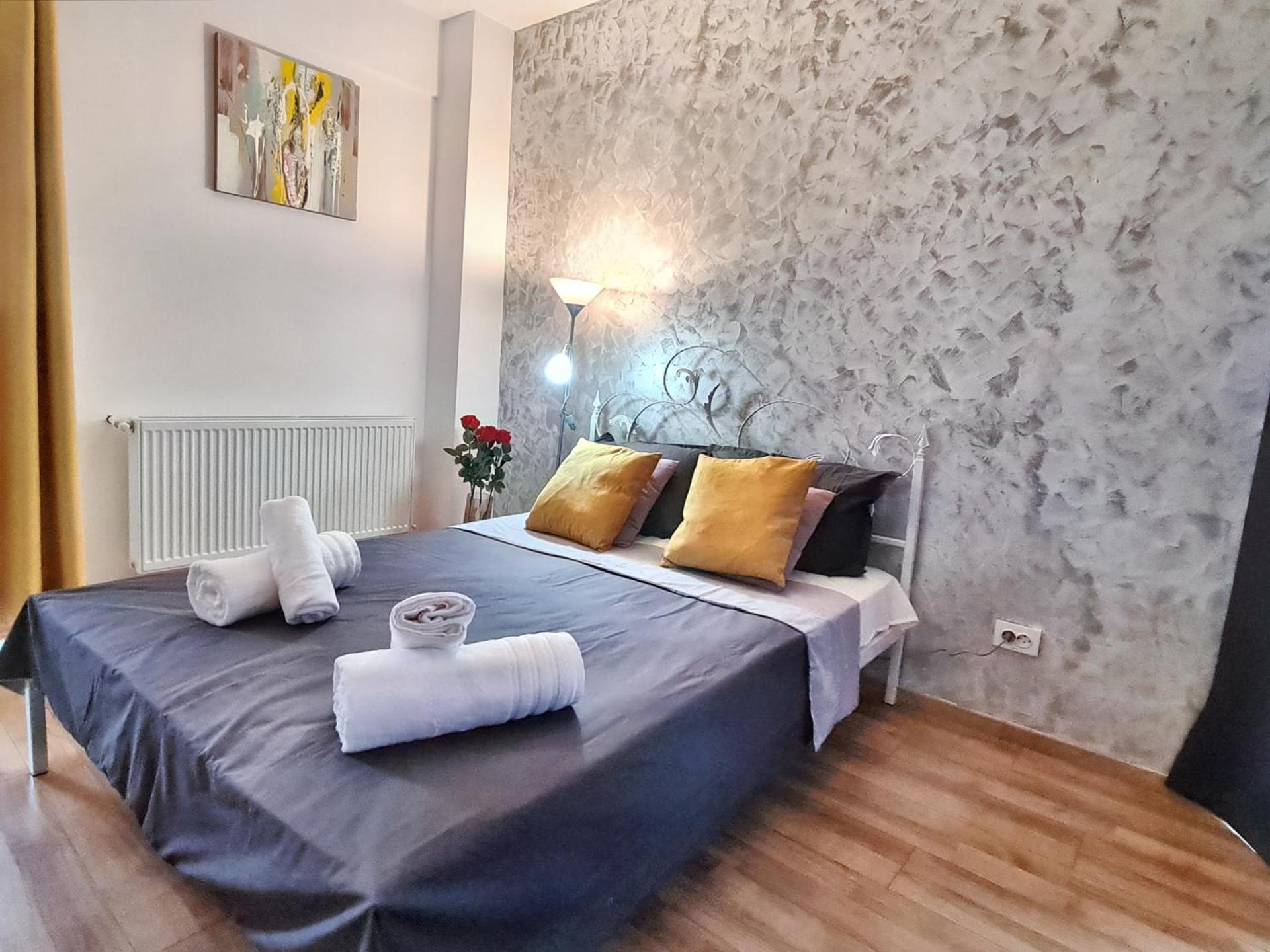 Ultracentral 5* Boutique Hotel style apartment. Brand new. 2 rooms. Spacious. Free parking