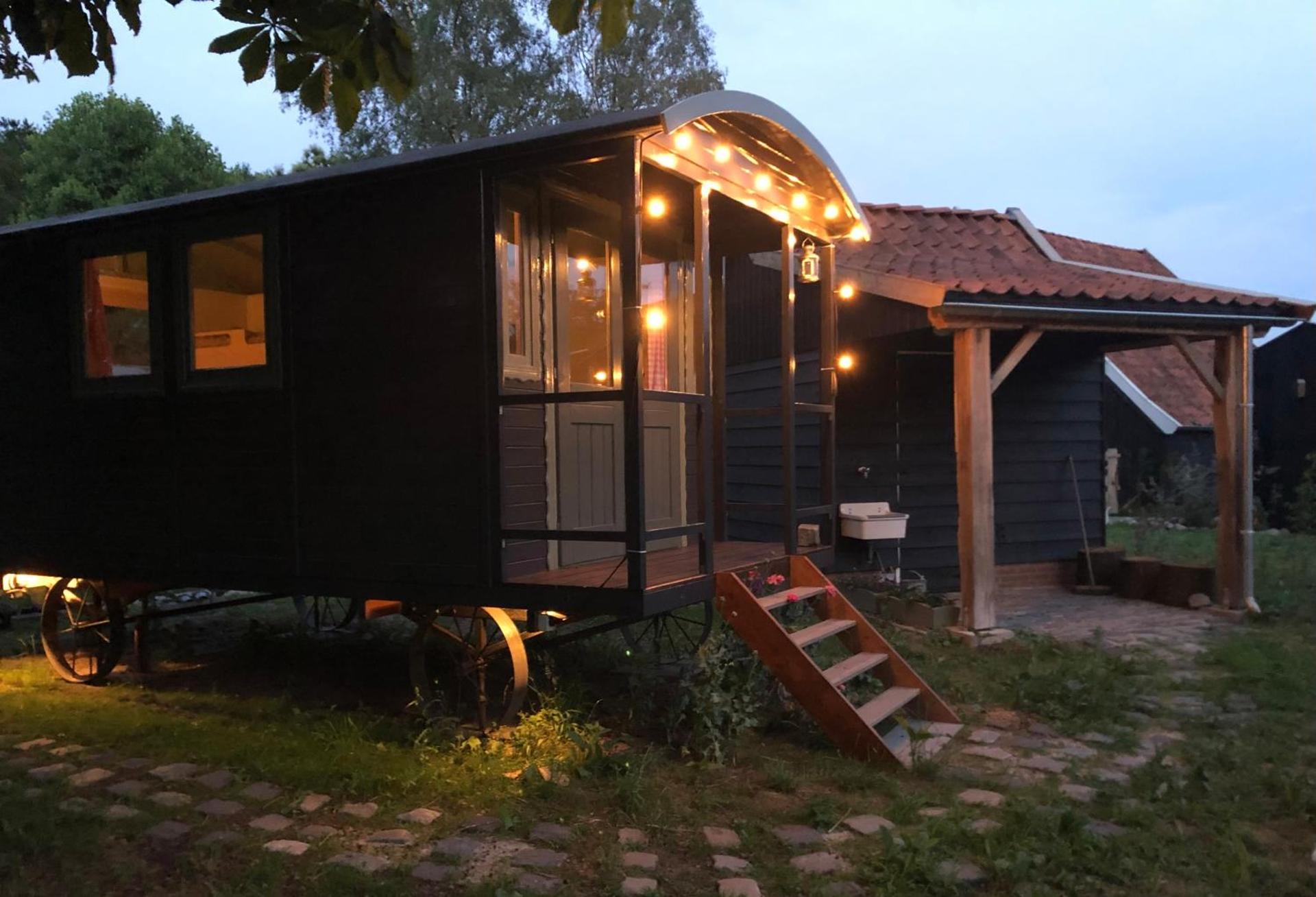 Tiny house, pipowagen onder de kastanje