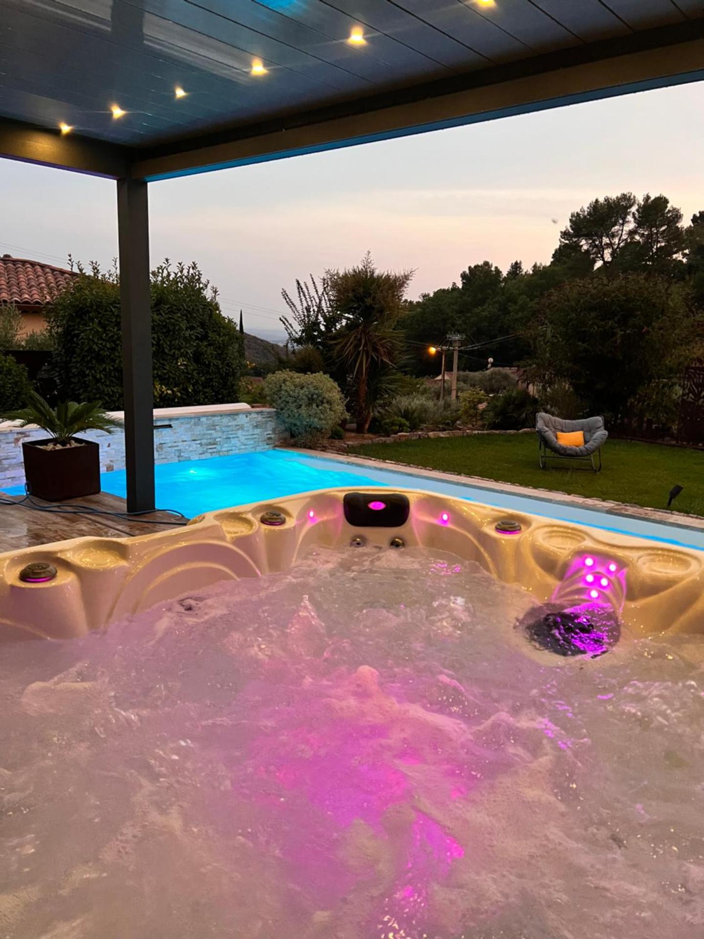 Suite romantique Le temps d'un Instant Loveroom Hammam jacuzzi piscine