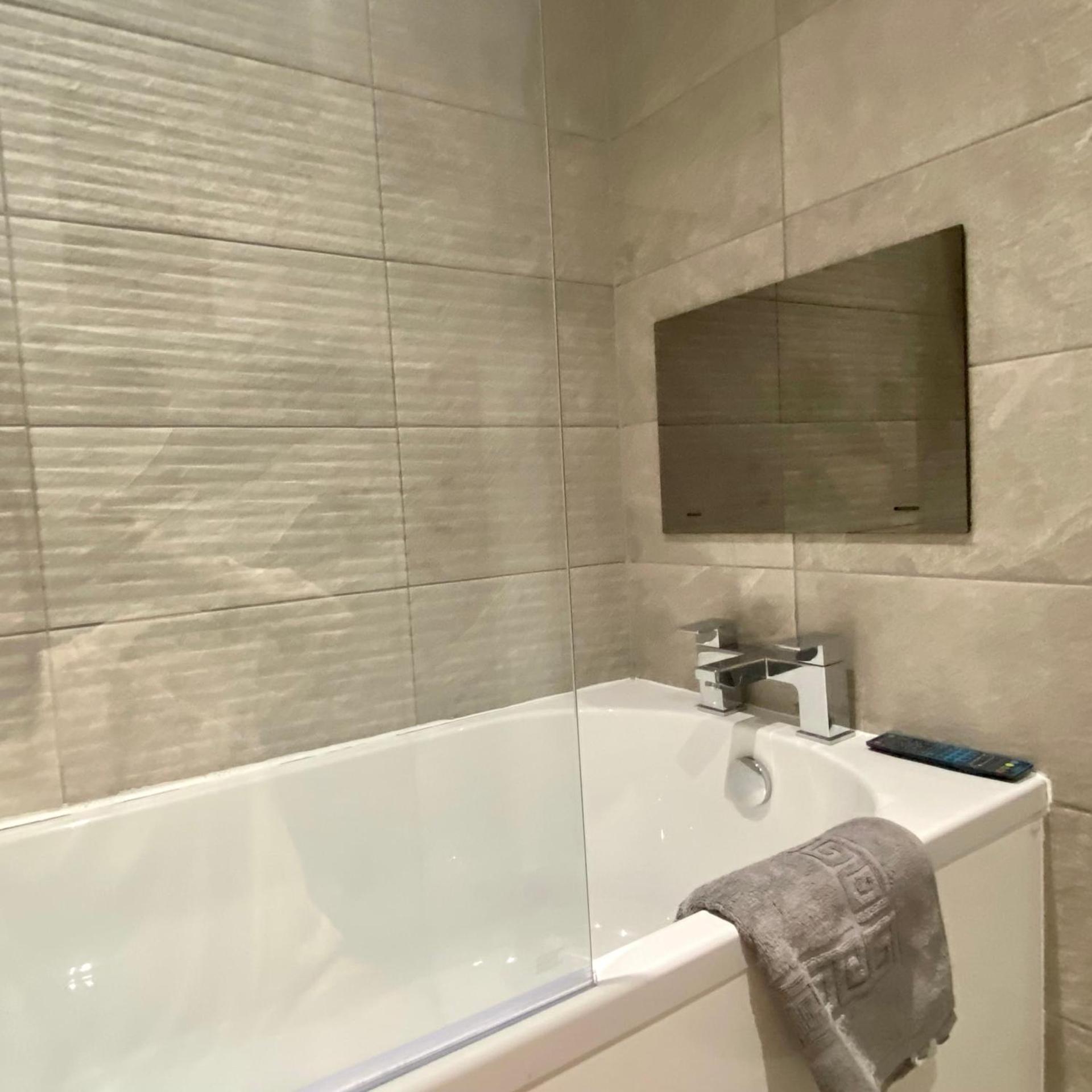 Modern 2 Bed Apartment/Free Parking/Near City/Self-Check In