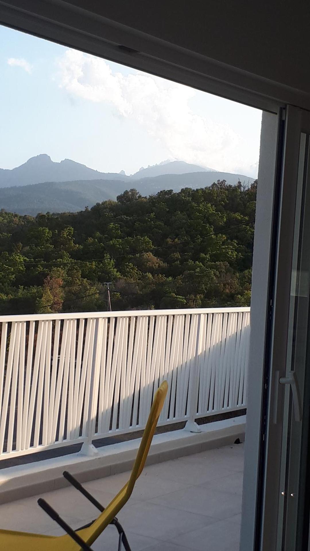 JOLIE VILLA dans un endroit paisible, à 3 mn de la Mer et de la Montagne