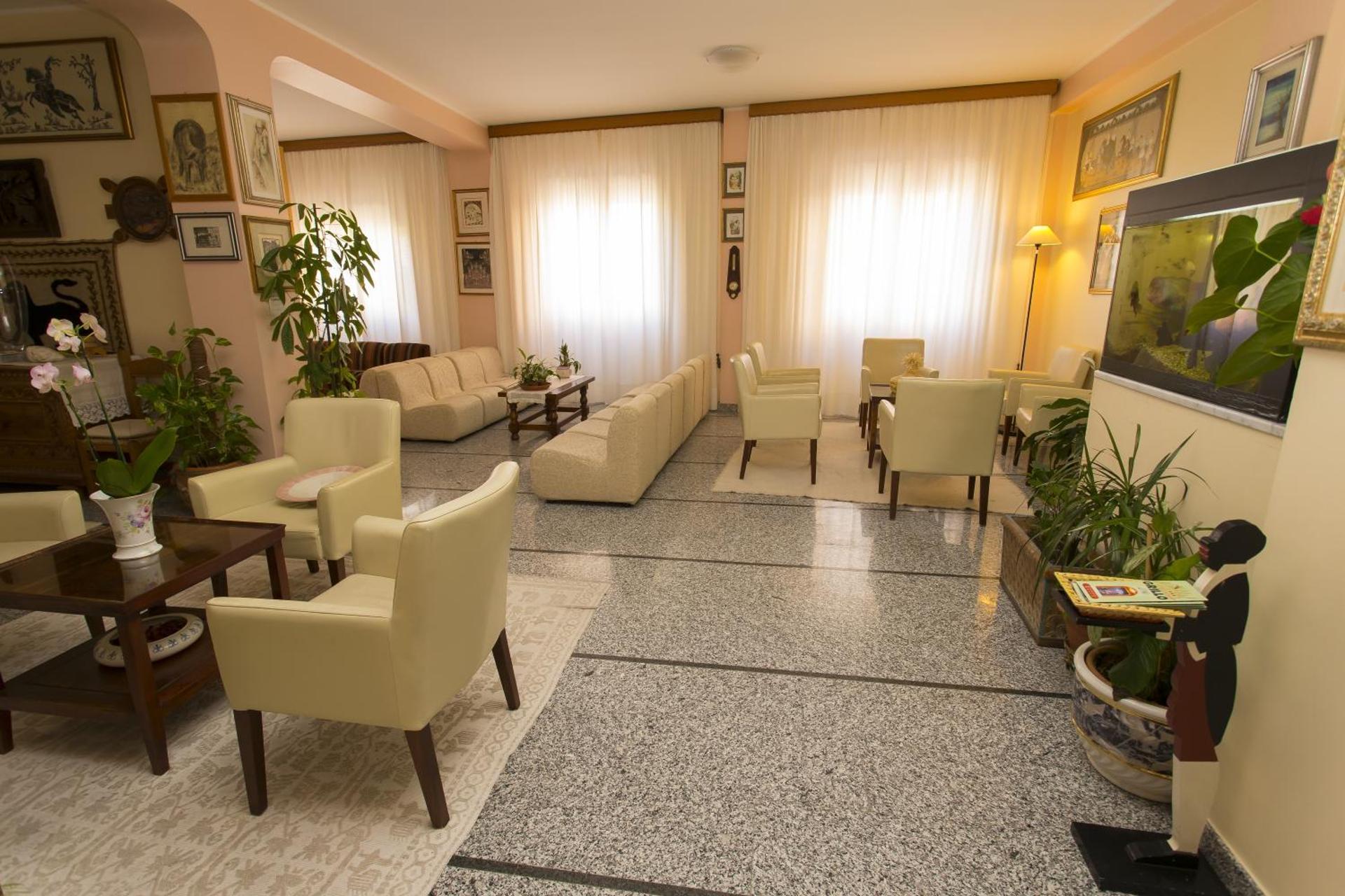 Communal lounge/ TV room