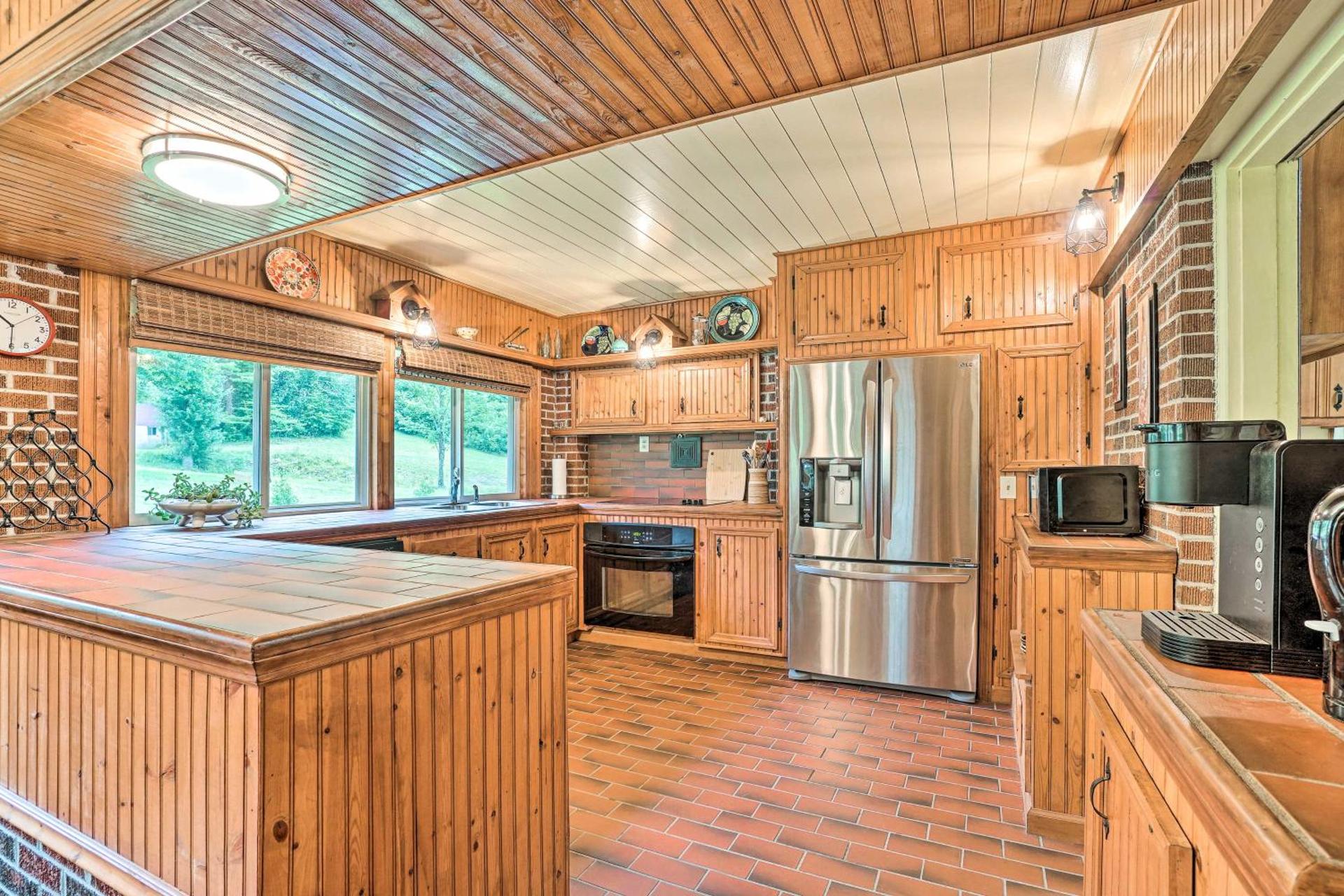 Pet Friendly Home with Hot Tub, Patio and Game Room!