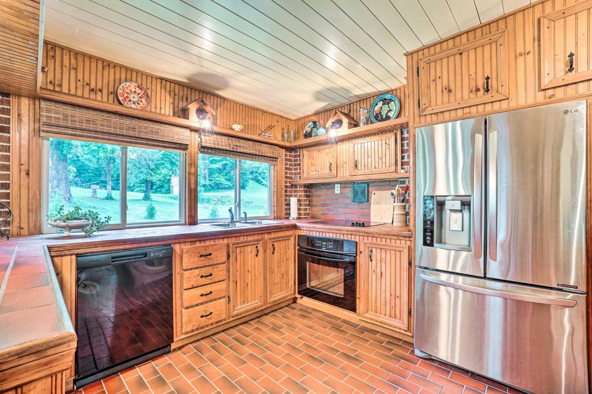 Pet Friendly Home with Hot Tub, Patio and Game Room!