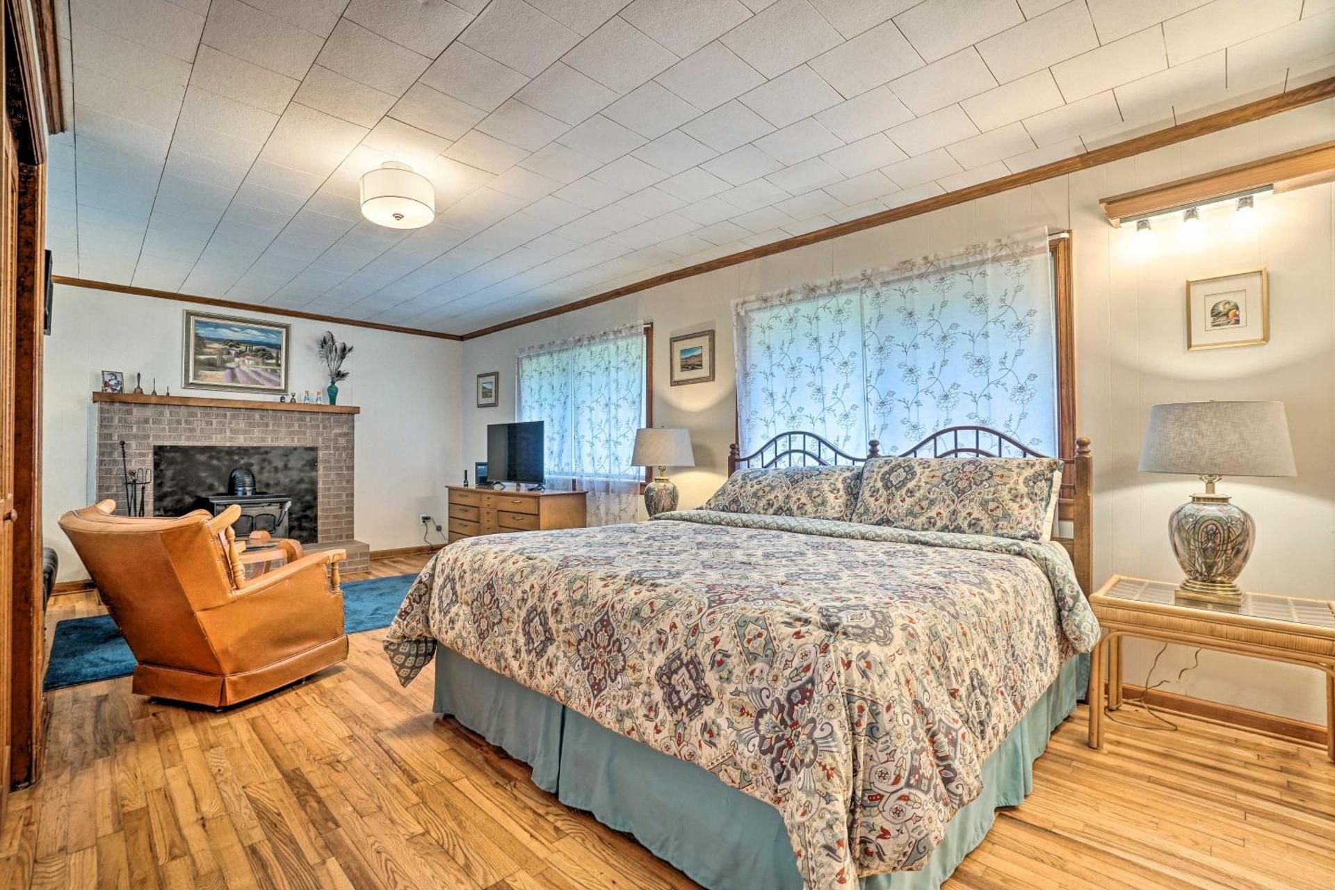 Pet Friendly Home with Hot Tub, Patio and Game Room!