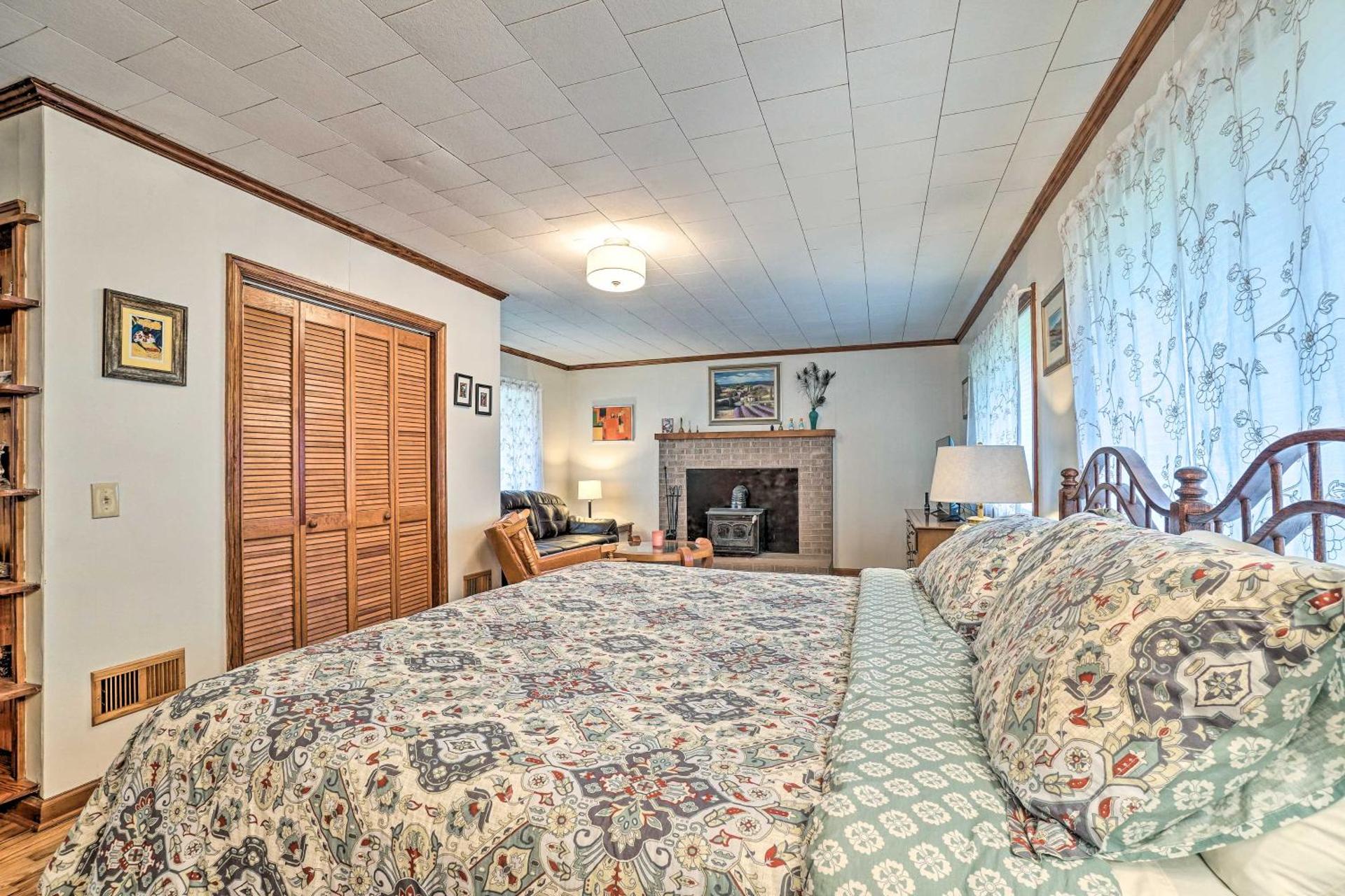 Pet Friendly Home with Hot Tub, Patio and Game Room!