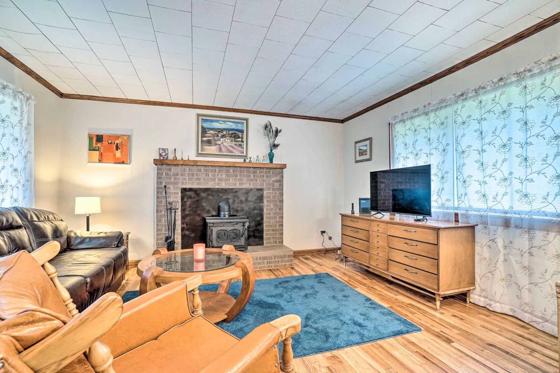 Pet Friendly Home with Hot Tub, Patio and Game Room!