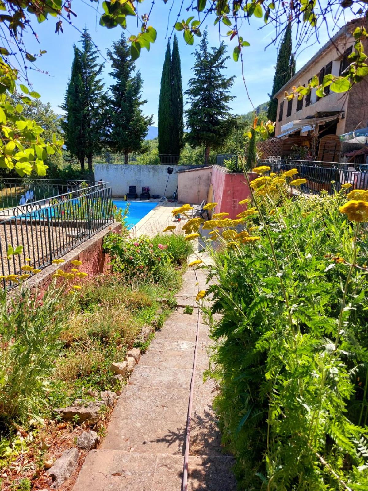 Logement d'exception près du Colorado provencal dans une résidence au calme avec piscine offrant une vue imprenable sur le Luberon depuis sa terrasse