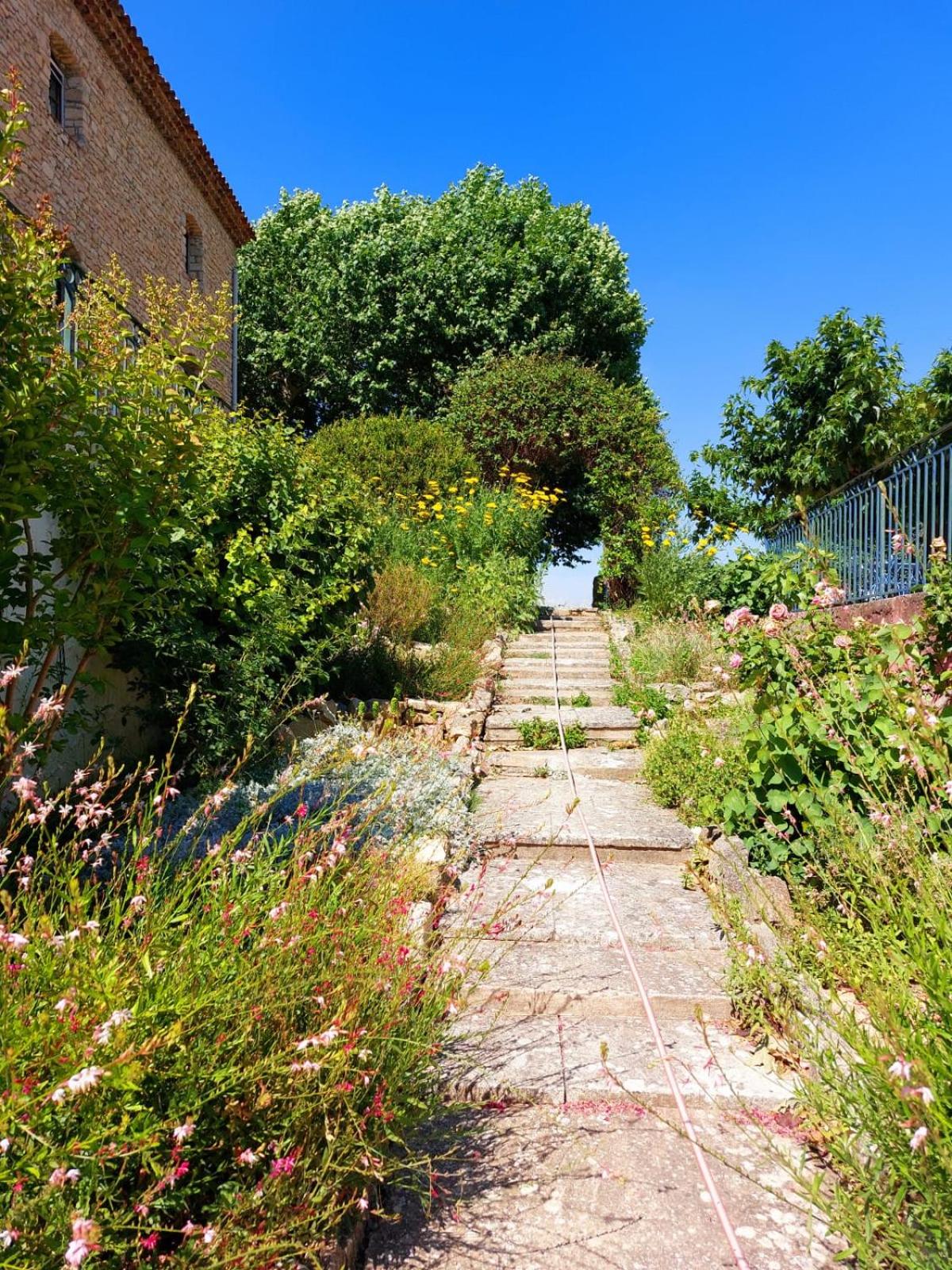Logement d'exception près du Colorado provencal dans une résidence au calme avec piscine offrant une vue imprenable sur le Luberon depuis sa terrasse