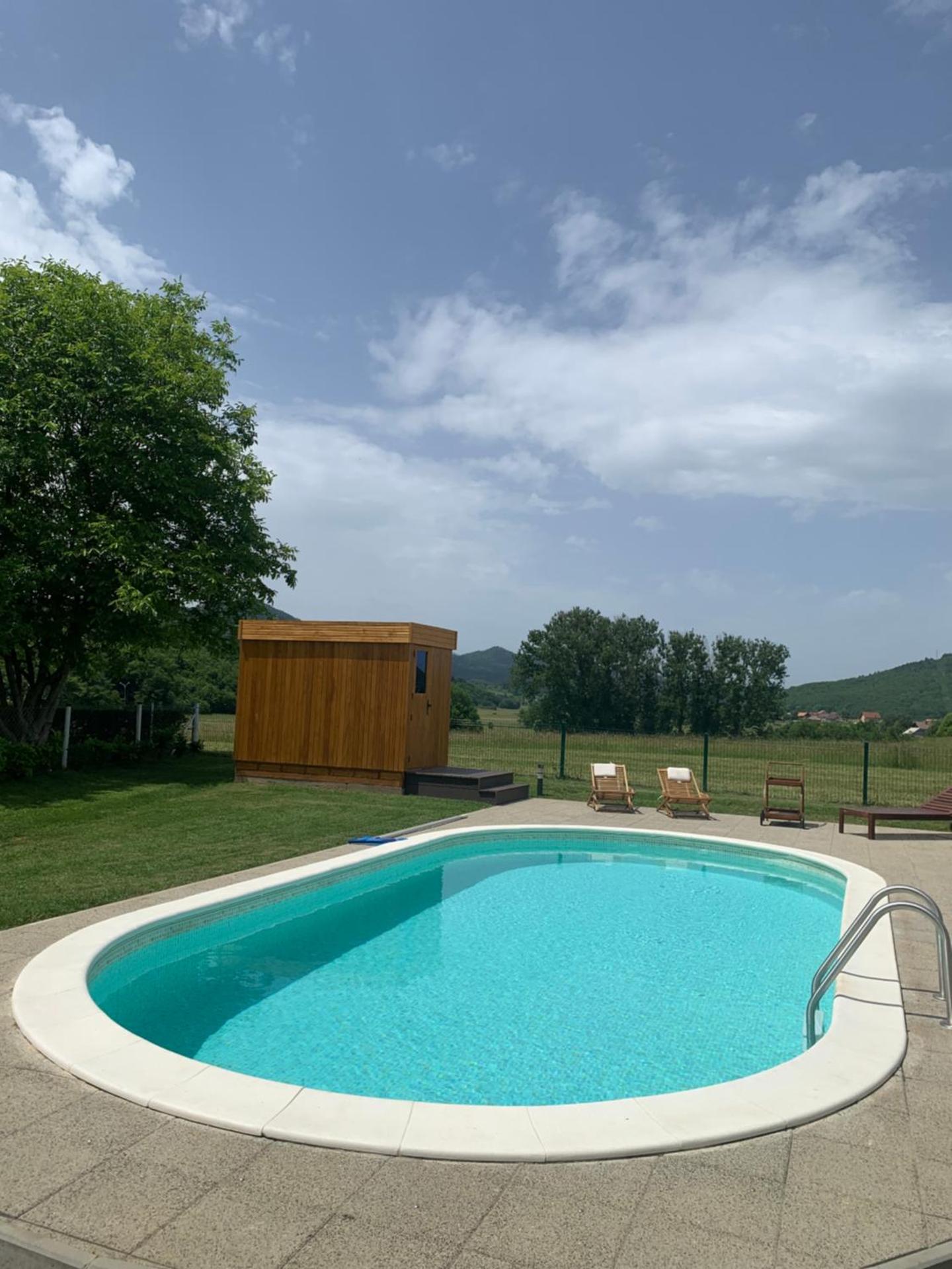 V's place - wooden house with heated pool and outdoor sauna