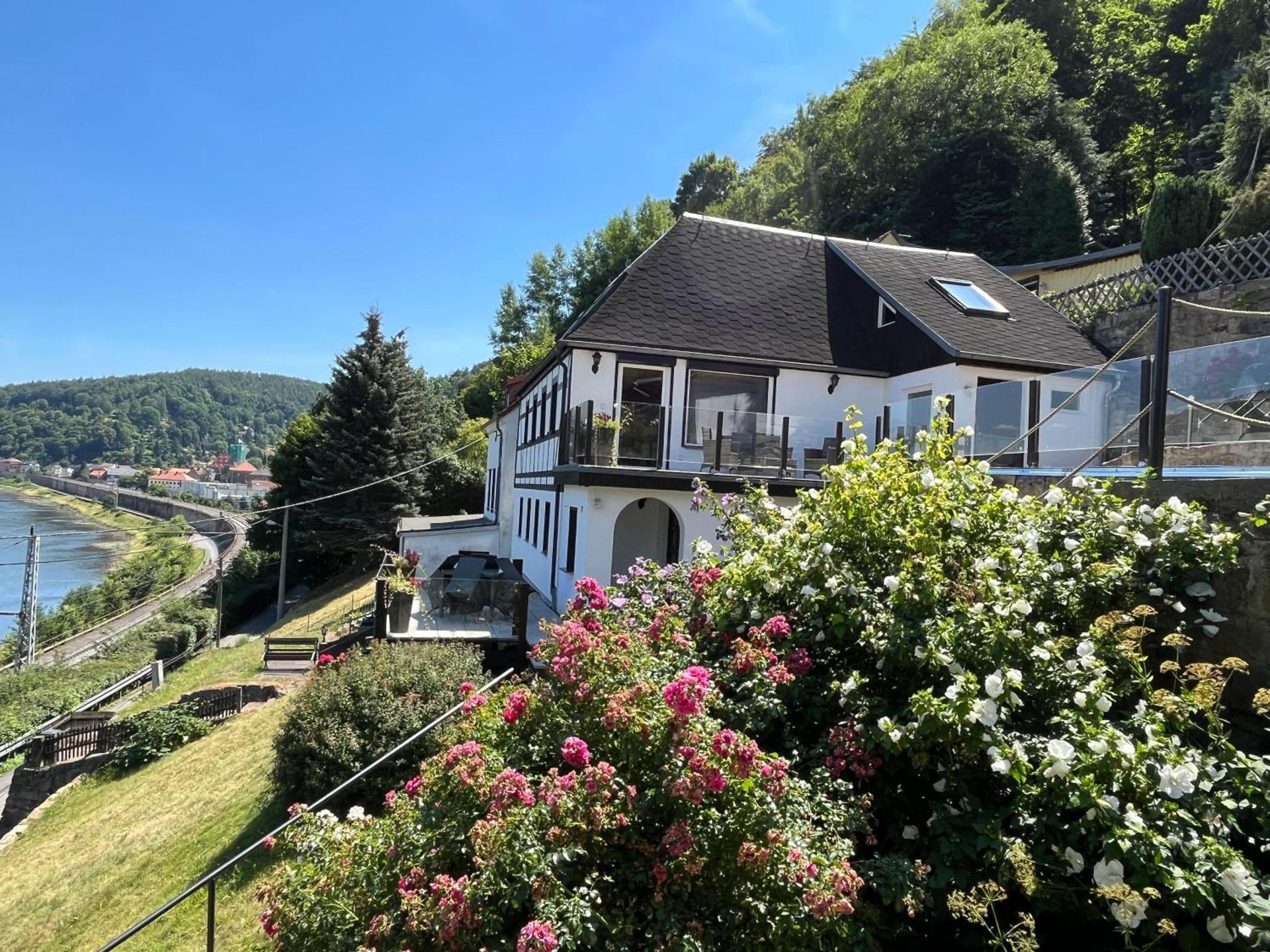 Saechsische-Schweiz-Ferienhaus-Wohnung-2-mit-hervorragendem-Panoramablick-ueber-das-Elbtal