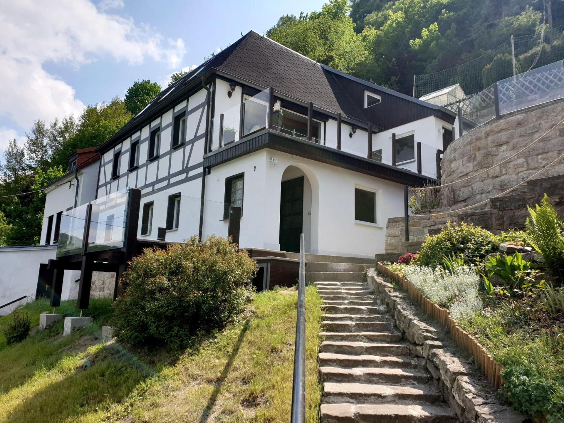 Saechsische-Schweiz-Ferienhaus-Wohnung-2-mit-hervorragendem-Panoramablick-ueber-das-Elbtal