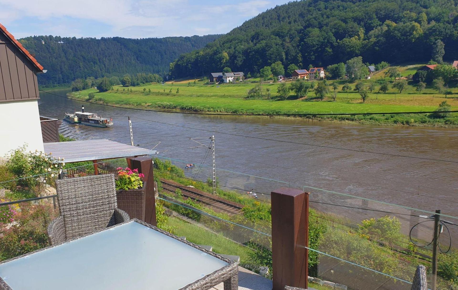 Saechsische-Schweiz-Ferienhaus-Wohnung-2-mit-hervorragendem-Panoramablick-ueber-das-Elbtal