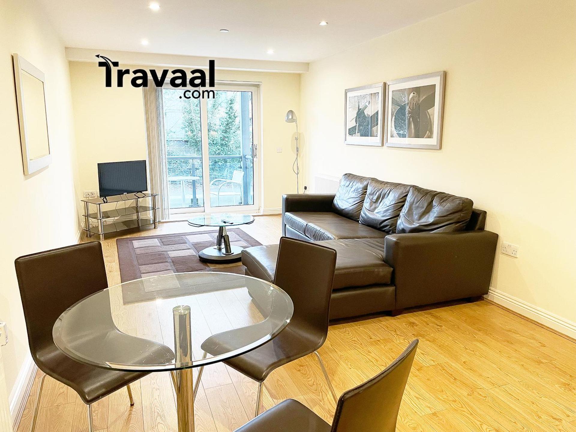 Travaal.©om - 2 Bed Serviced Apartment Farnborough