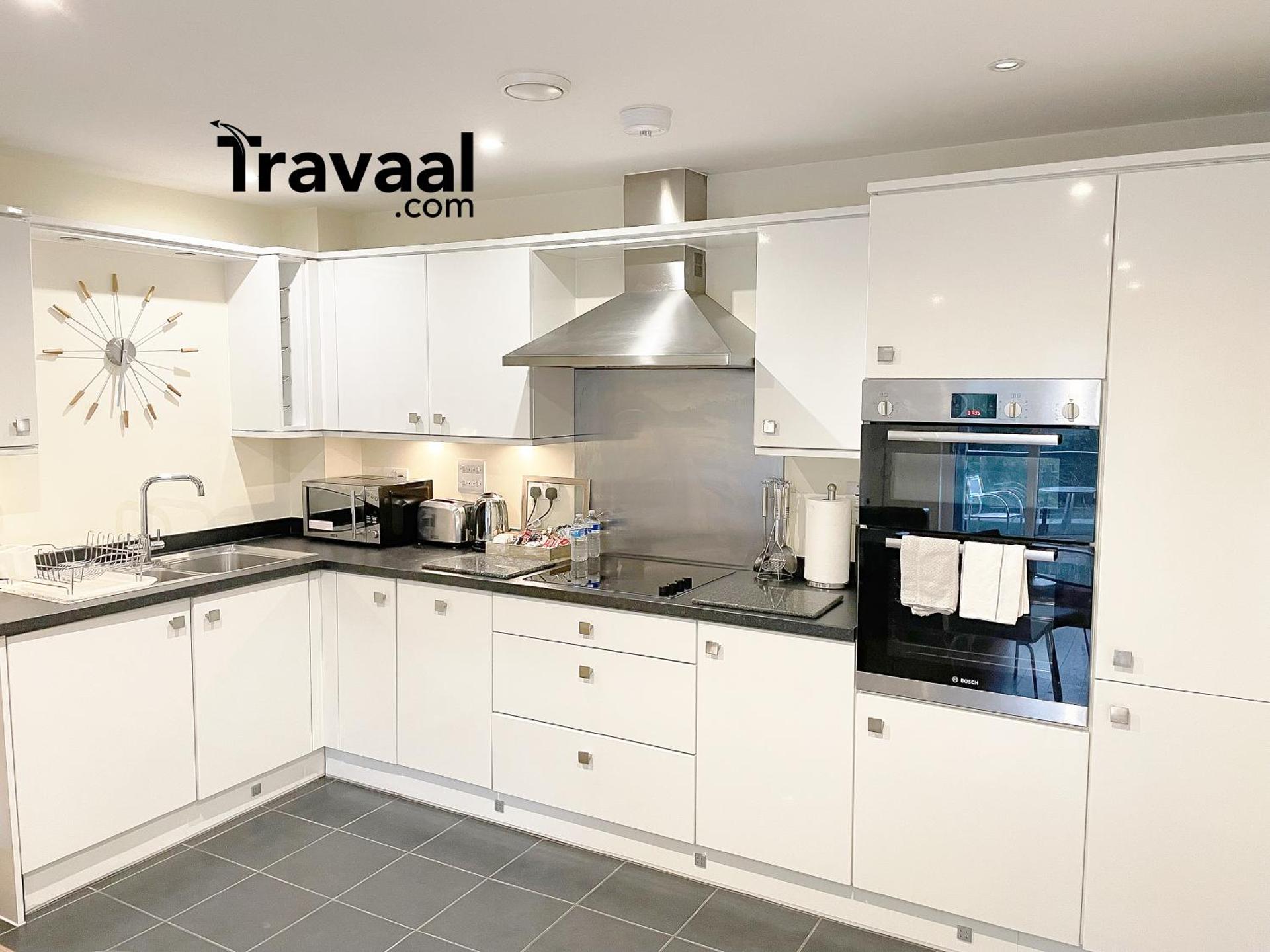 Travaal.©om - 2 Bed Serviced Apartment Farnborough