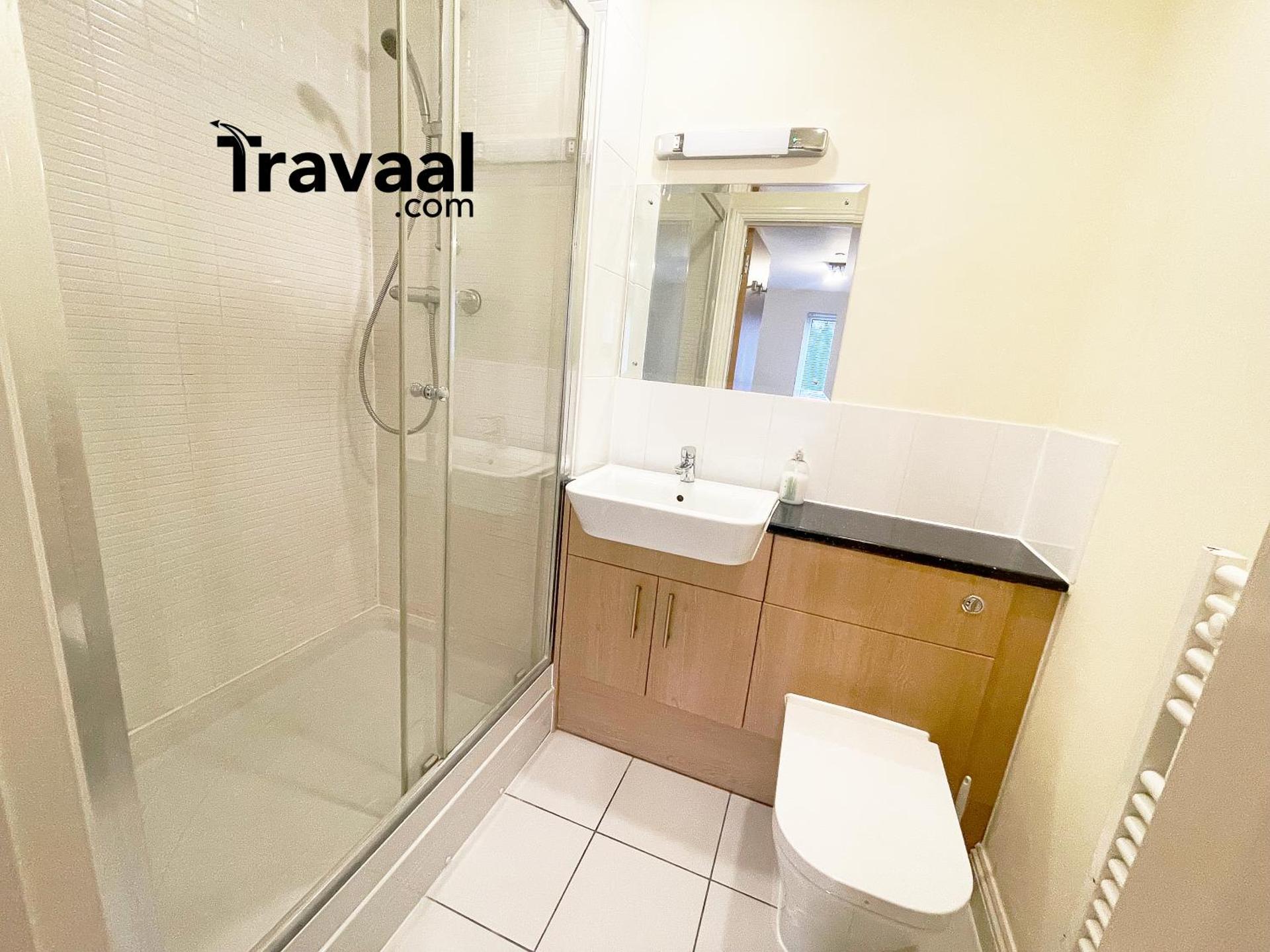 Travaal.©om - 2 Bed Serviced Apartment Farnborough