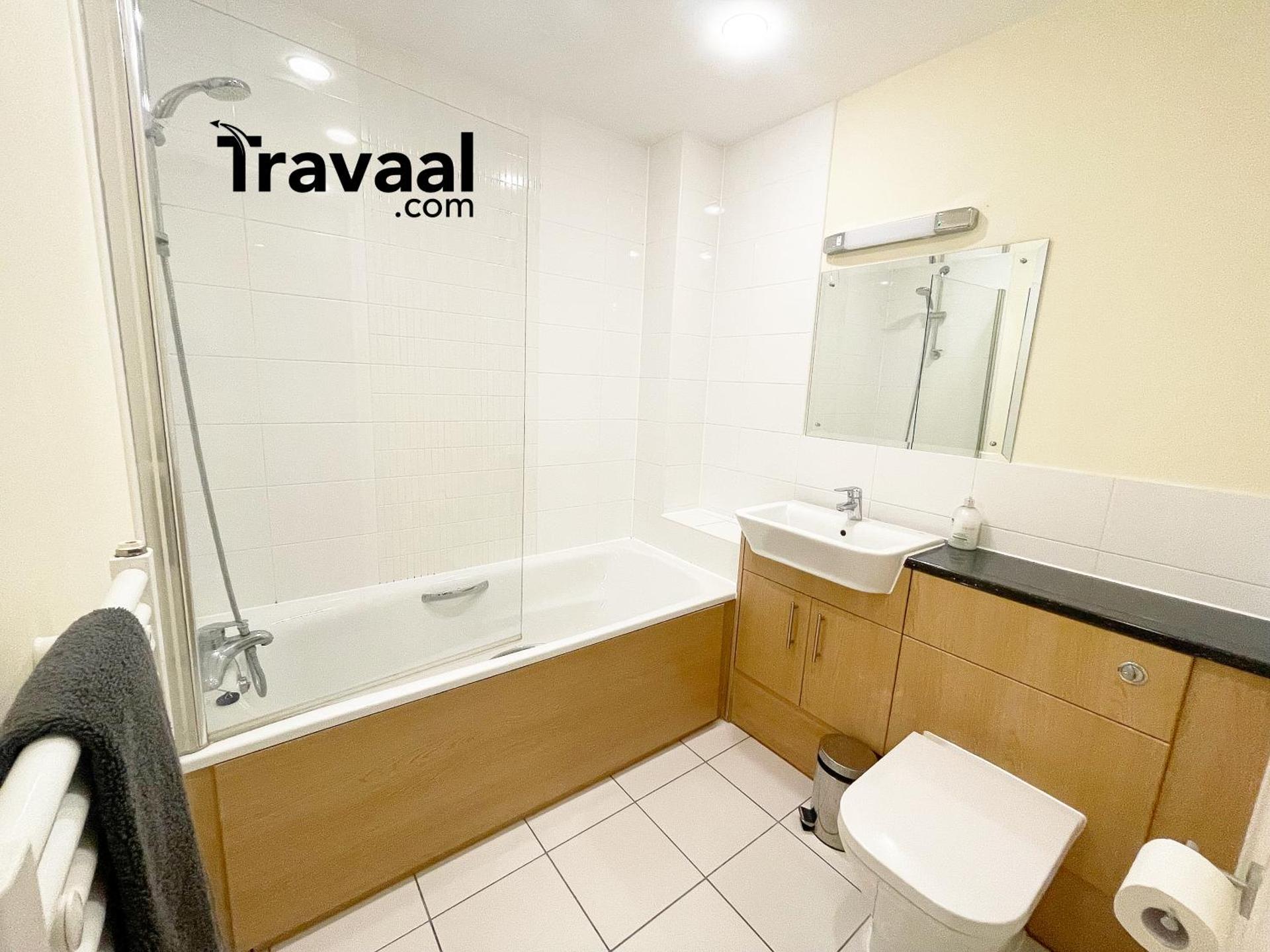 Travaal.©om - 2 Bed Serviced Apartment Farnborough