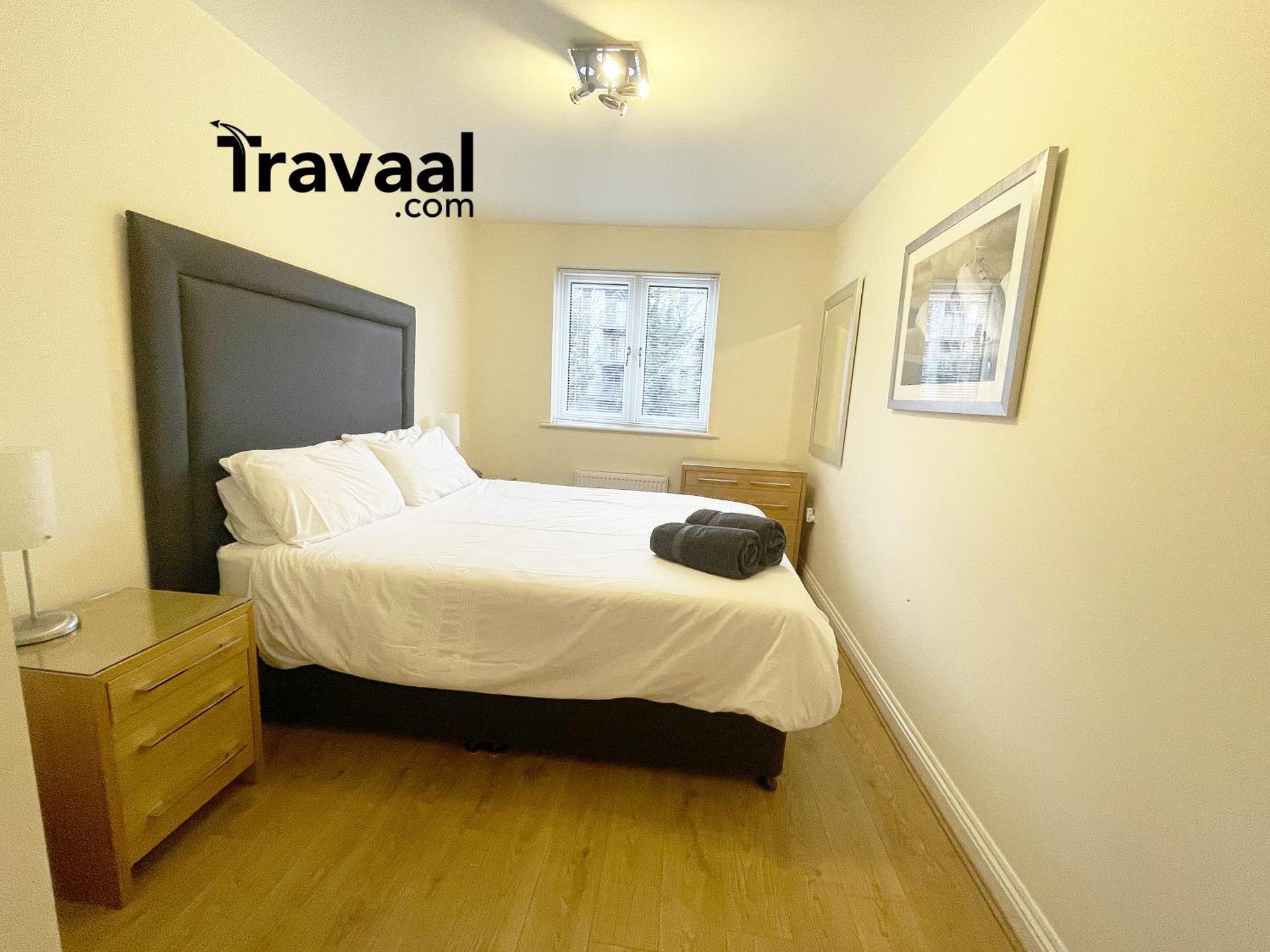 Travaal.©om - 2 Bed Serviced Apartment Farnborough