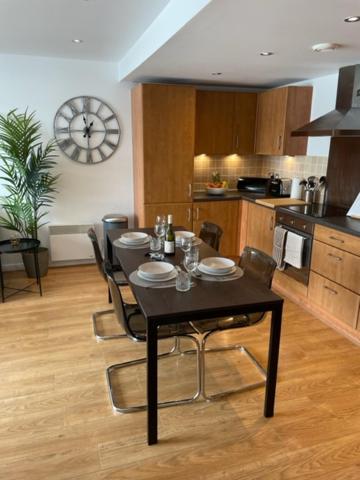 Lux Waterfront 2 bed Apt, V&A 10min walk, St Andrew's Golf 25min drive