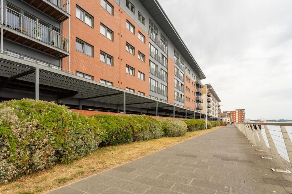 Lux Waterfront 2 bed Apt, V&A 10min walk, St Andrew's Golf 25min drive