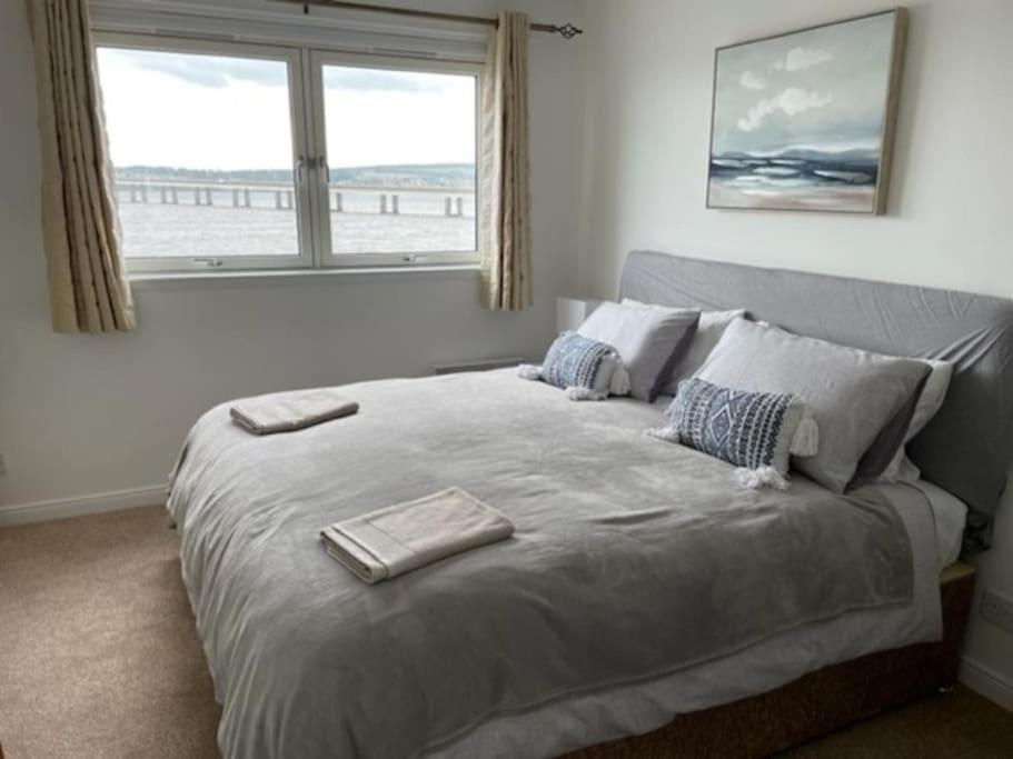 Lux Waterfront 2 bed Apt, V&A 10min walk, St Andrew's Golf 25min drive