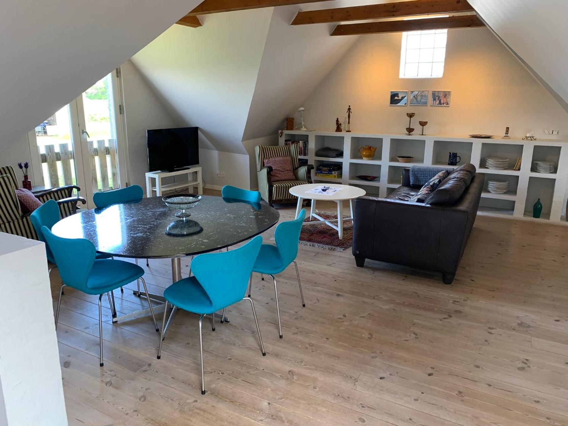 Stutteri Ahl near beach and town