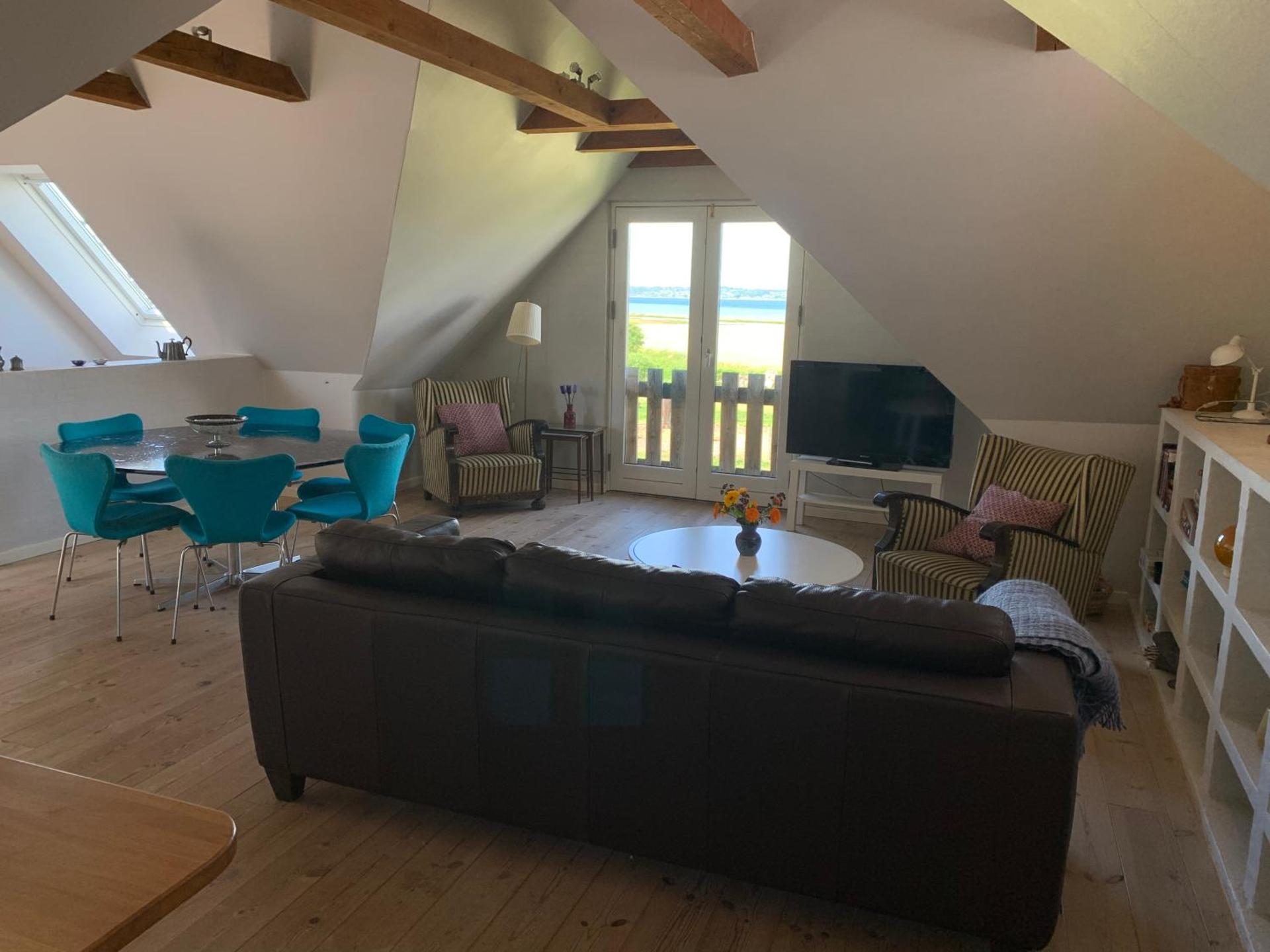 Stutteri Ahl near beach and town